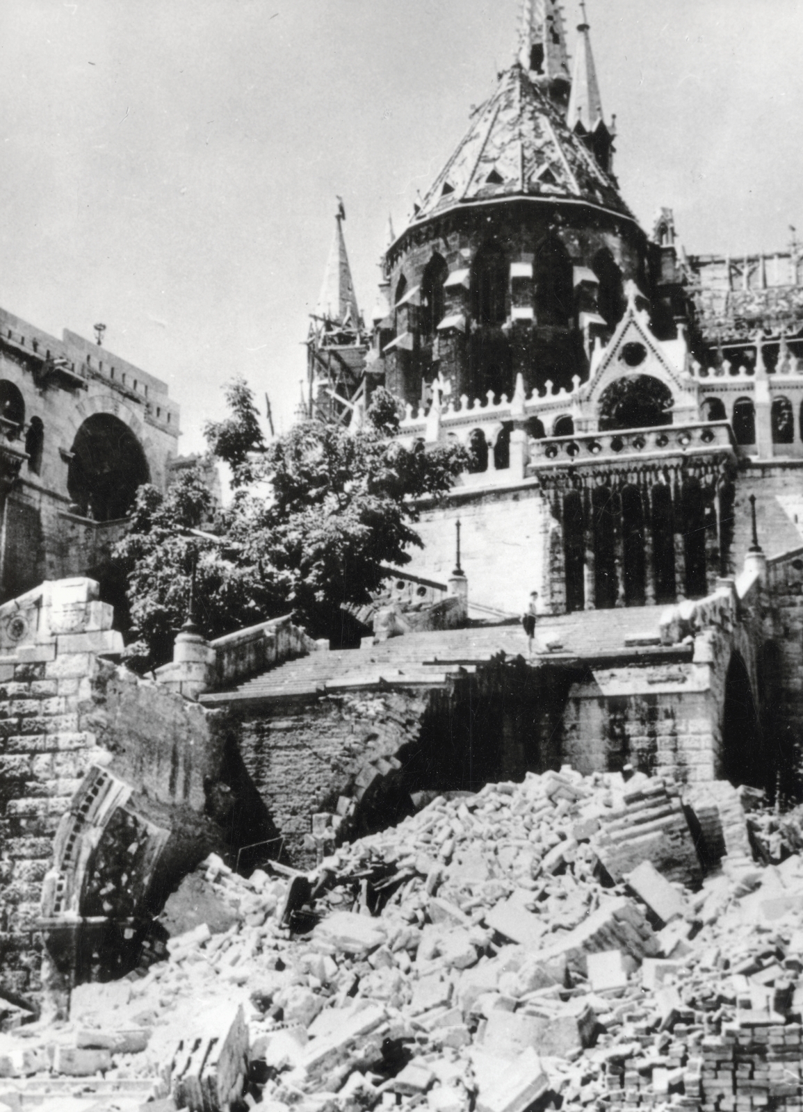 Hungary, Budapest I., a lerombolt Schulek lépcső a Halászbástya alatt, háttérben a Mátyás-templom., 1945, Laborcz György, Budapest, war damage, damaged building, monument, Fortepan #221162