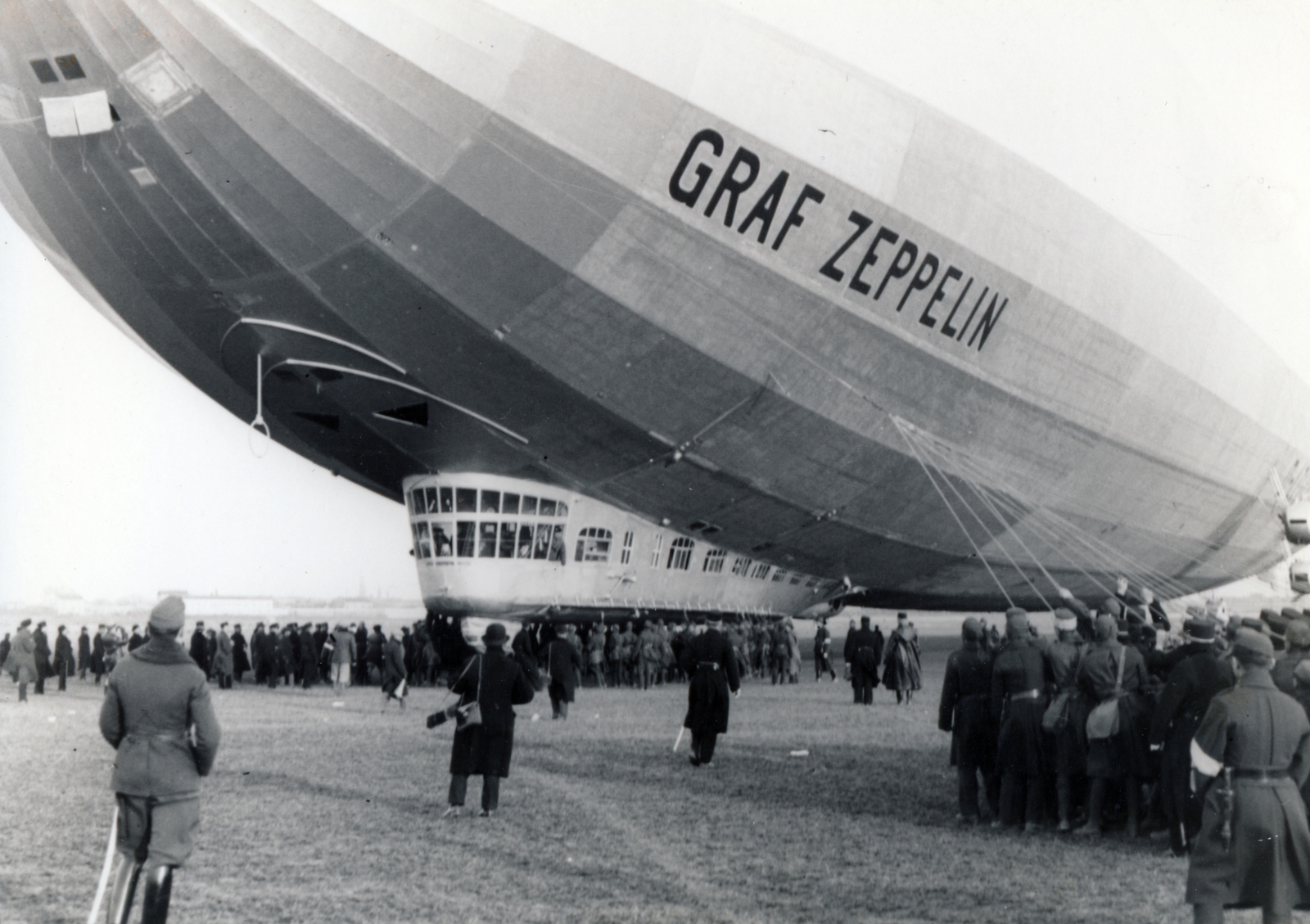 Hungary, Budapest XXI., Csepel, Weiss Manfréd gyár repülőtere. Graf Zeppelin léghajó., 1931, Laborcz György, air-ship, Budapest, Fortepan #221189