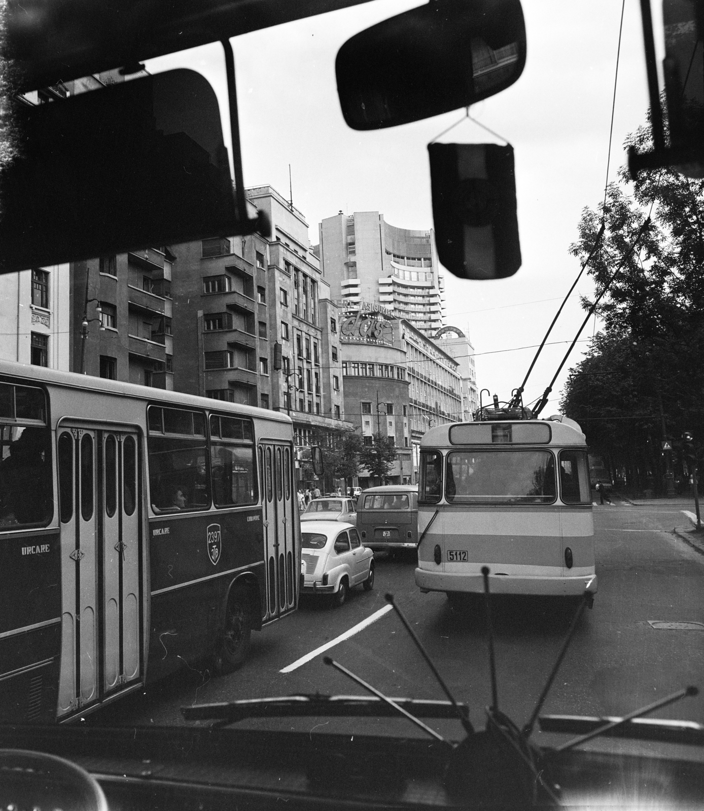 Románia, Bukarest, a Bulevardul Nicolae Bălcescu, háttérben a Hotel Intercontinental Bucharest., 1977, MHSZ, forgalom, autóbusz, magyar gyártmány, szálloda, Ikarus-márka, trolibusz, Fiat 600, Volkswagen Transporter 2, visszapillantó tükör, járműbelső, Ikarus 280, Fortepan #22119