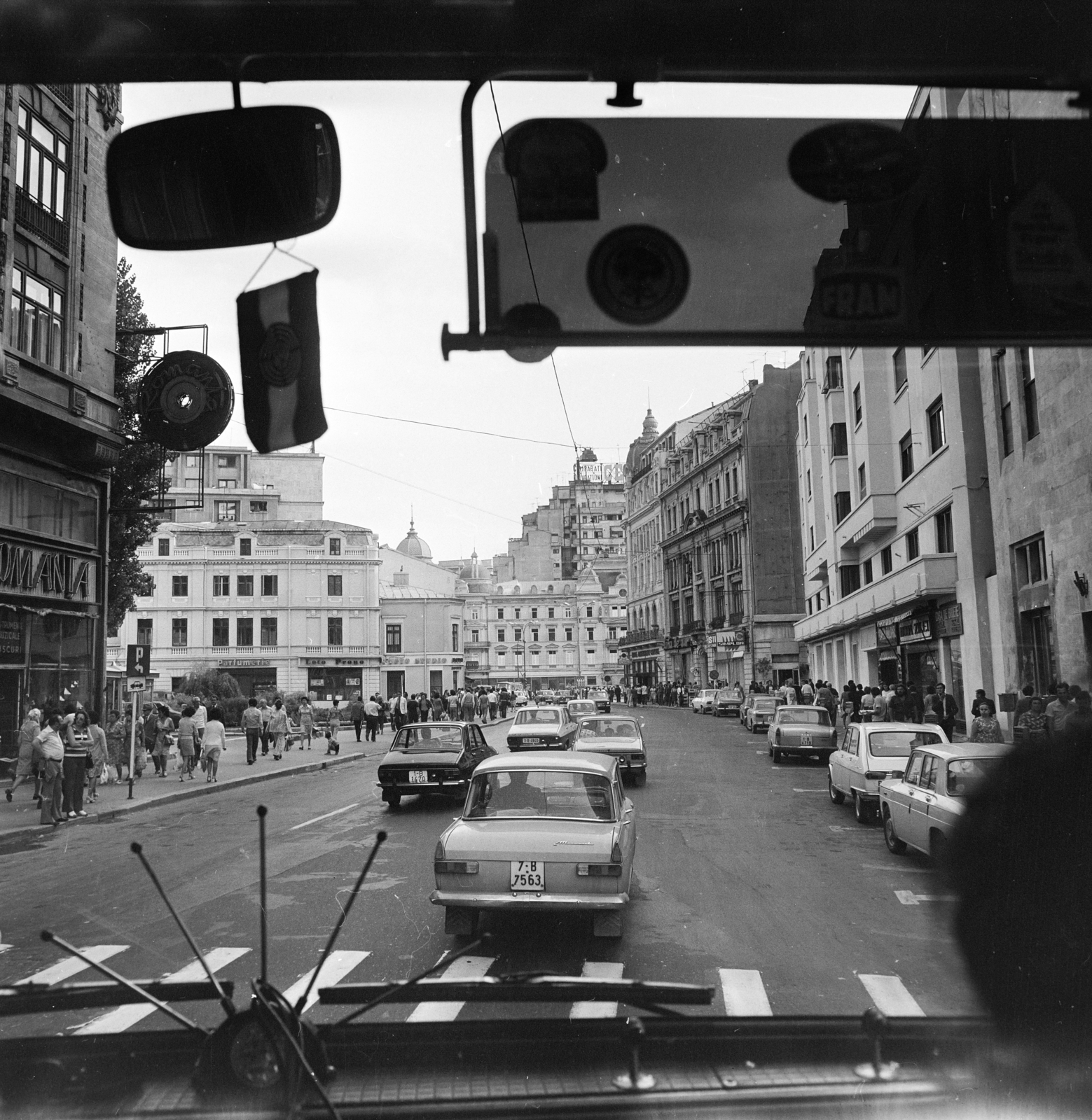 Romania, Bucharest, Calea Victoriei, jobbra a második ház a Tanase színház (Teatrul De Revistă Constantin Tănase)., 1977, MHSZ, traffic, Soviet brand, theater, Moskvitch-brand, Dacia-brand, Romanian make, rear-view mirror, treble clef, vehicle interior, Fortepan #22120