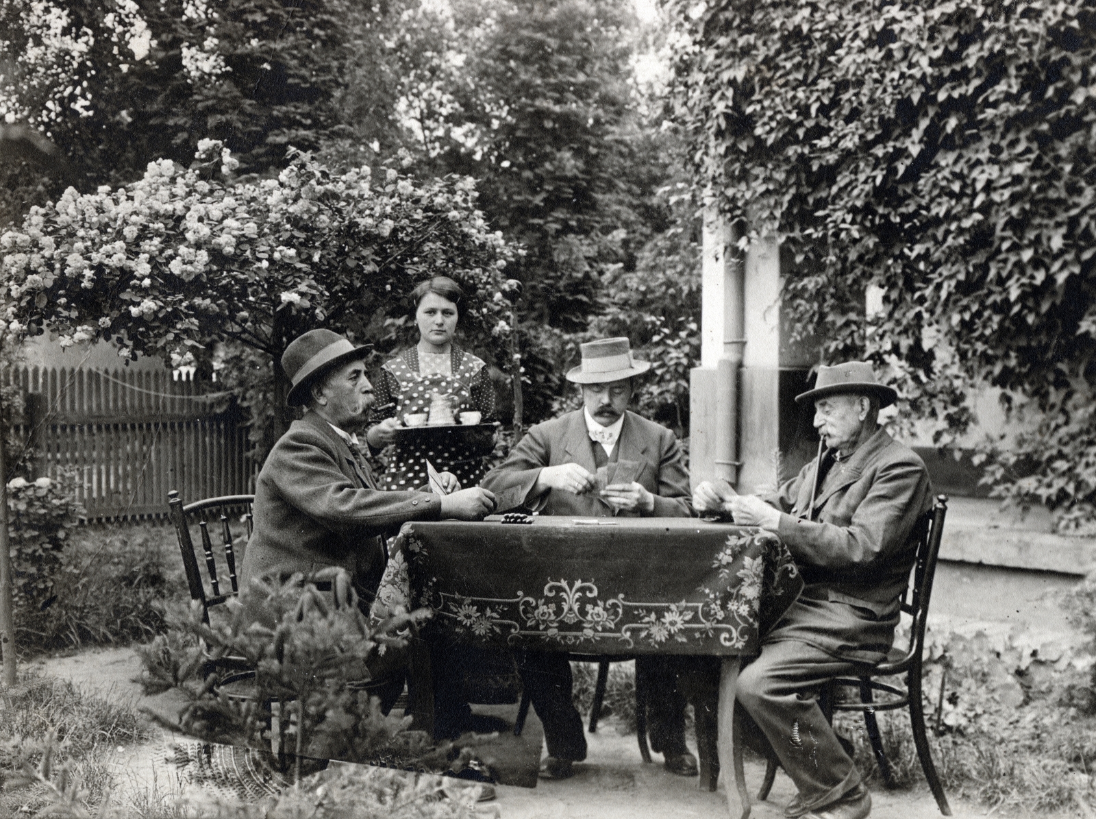 1931, Laborcz György, garden, card game, Fortepan #221202