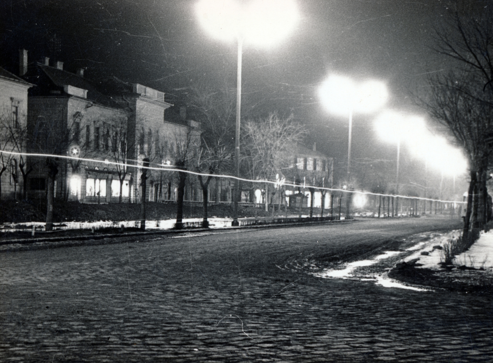 Hungary, Karcag, Kossuth Lajos tér, balra a Járásbíróság épülete, távolabb a Nagykunsági ÁFÉSZ Áruház, 1960, Laborcz György, erroneous photo, night, Fortepan #221222