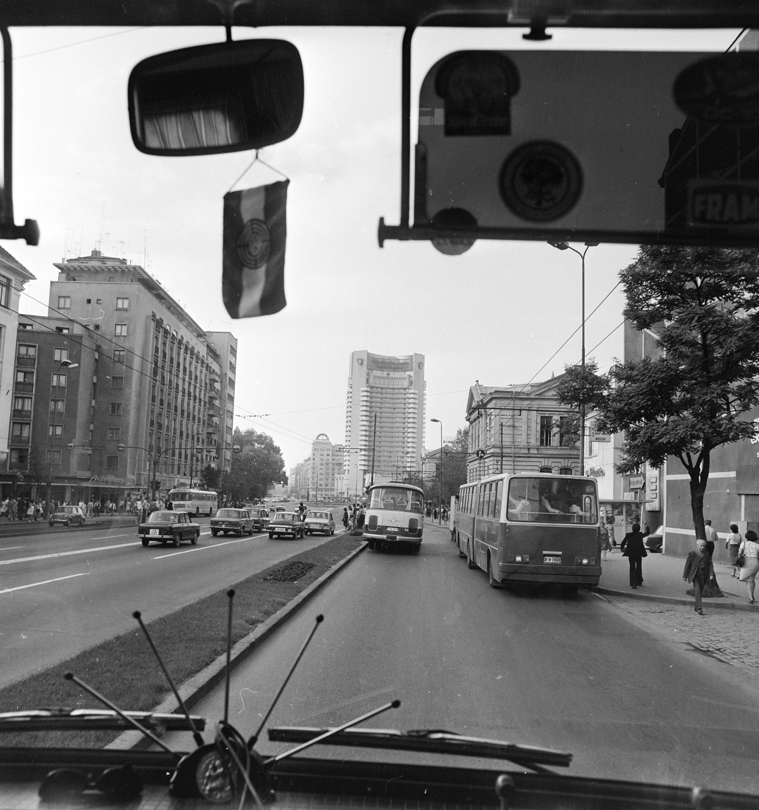 Romania, Bucharest, Bulevardul Ion C. Bratianu (Bulevardul 1848), háttérben a Hotel Intercontinental Bucharest., 1977, MHSZ, Hungarian brand, street view, hotel, Ikarus-brand, trolley bus, high-rise building, automobile, Dinu Hariton-design, Gheorghe Nădrag-design, Ion Moscu-design, Romeo Belea-design, Fortepan #22124