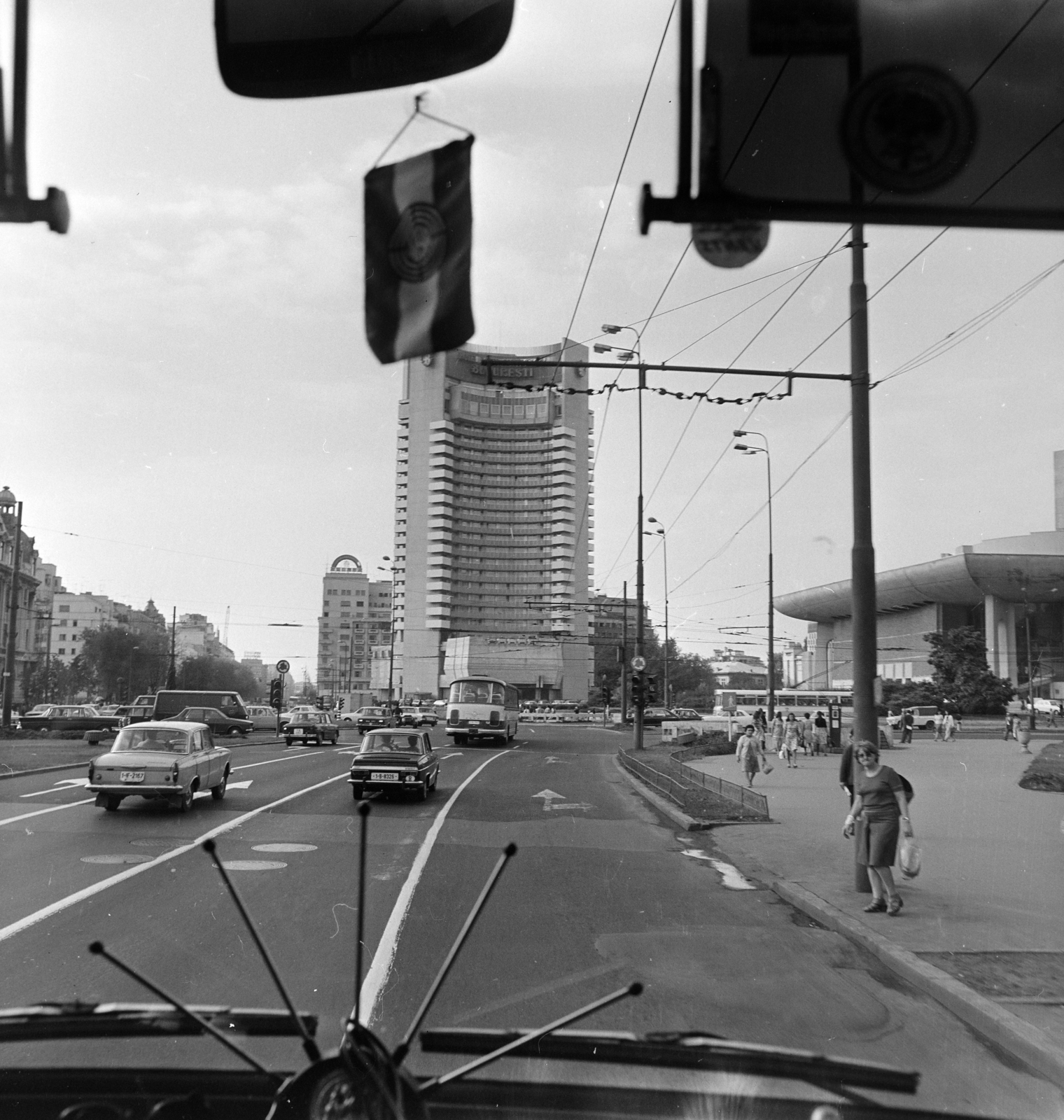 Romania, Bucharest, Bulevardul Nicolae Bălcescu, Hotel Intercontinental Bucharest., 1977, MHSZ, bus, street view, hotel, high-rise building, automobile, modern architecture, Dinu Hariton-design, Gheorghe Nădrag-design, Ion Moscu-design, Romeo Belea-design, Fortepan #22125