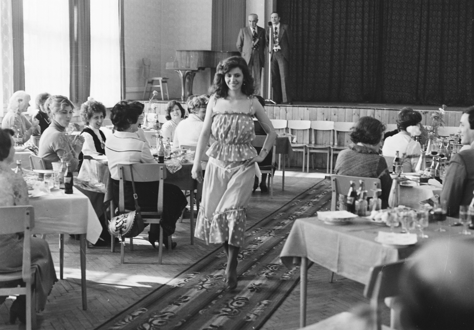 Hungary, Budapest XXII., Nagytétényi út 112., a Gyufaipari Vállalat kultúrterme, divatbemutató. Hajós Judit manöken., 1981, MHSZ, fashion show, Budapest, Fortepan #22128