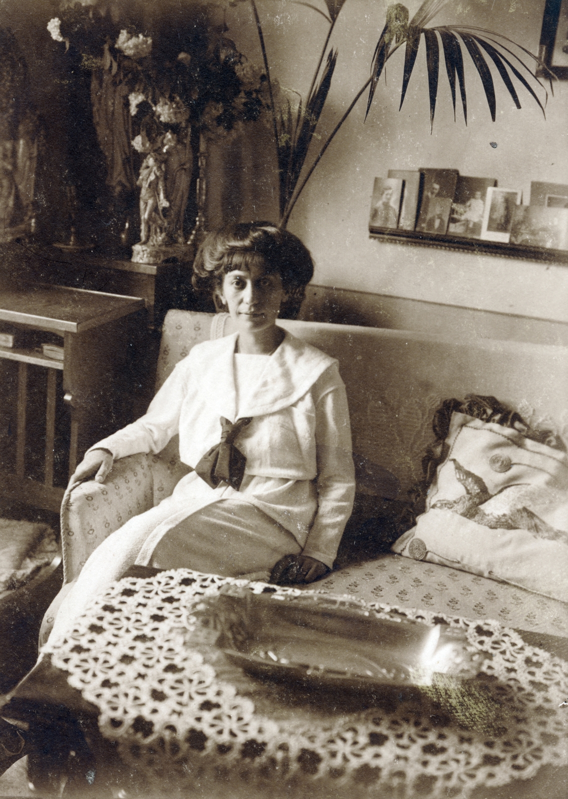 1925, Fekete Bernadette, white dress, interior, picture in picture, berth, lace, Fortepan #221355