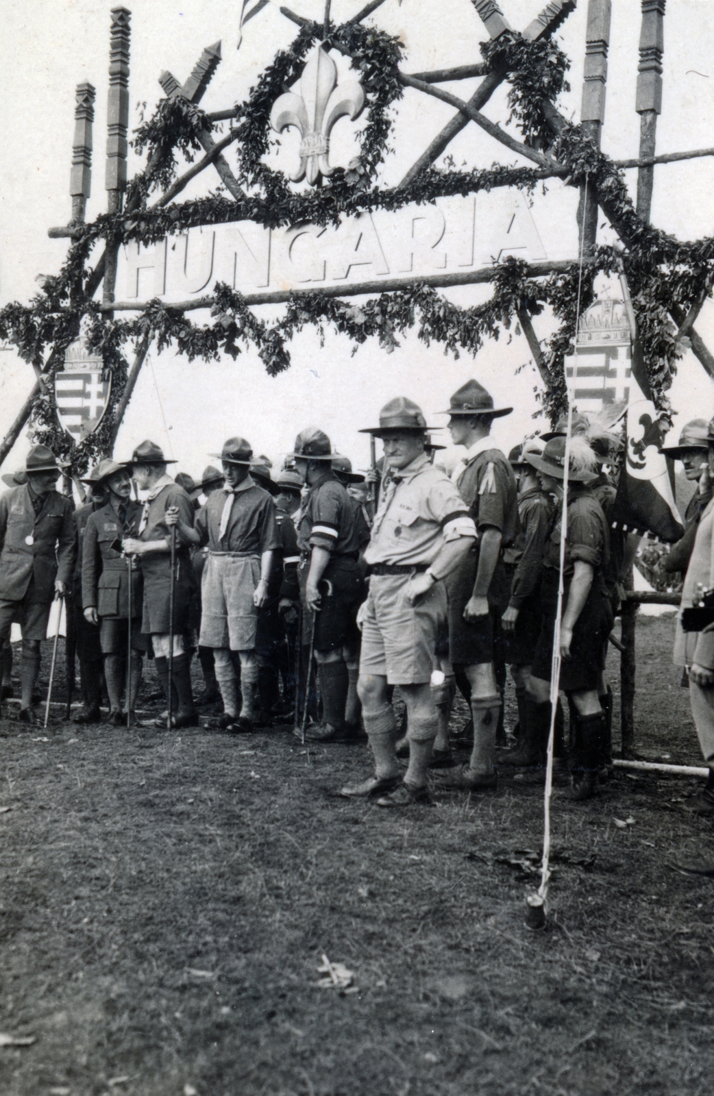 United Kingdom, Arrowe Park, 3. Nemzetközi Cserkész Világtalálkozó (Jamboree), a magyar cserkésztábor kapuja. Középen világos cserkésznadrágban Edward walesi herceg, tőle balra Baden Powel a világ főcserkésze, mellette gróf Teleki Pál Magyarország főcserkésze. A walesi hercegtől jobbra, félig háttal Temesi Gyöző a magyar tábor parancsnoka áll., 1929, Hirschler András, Fortepan #221388