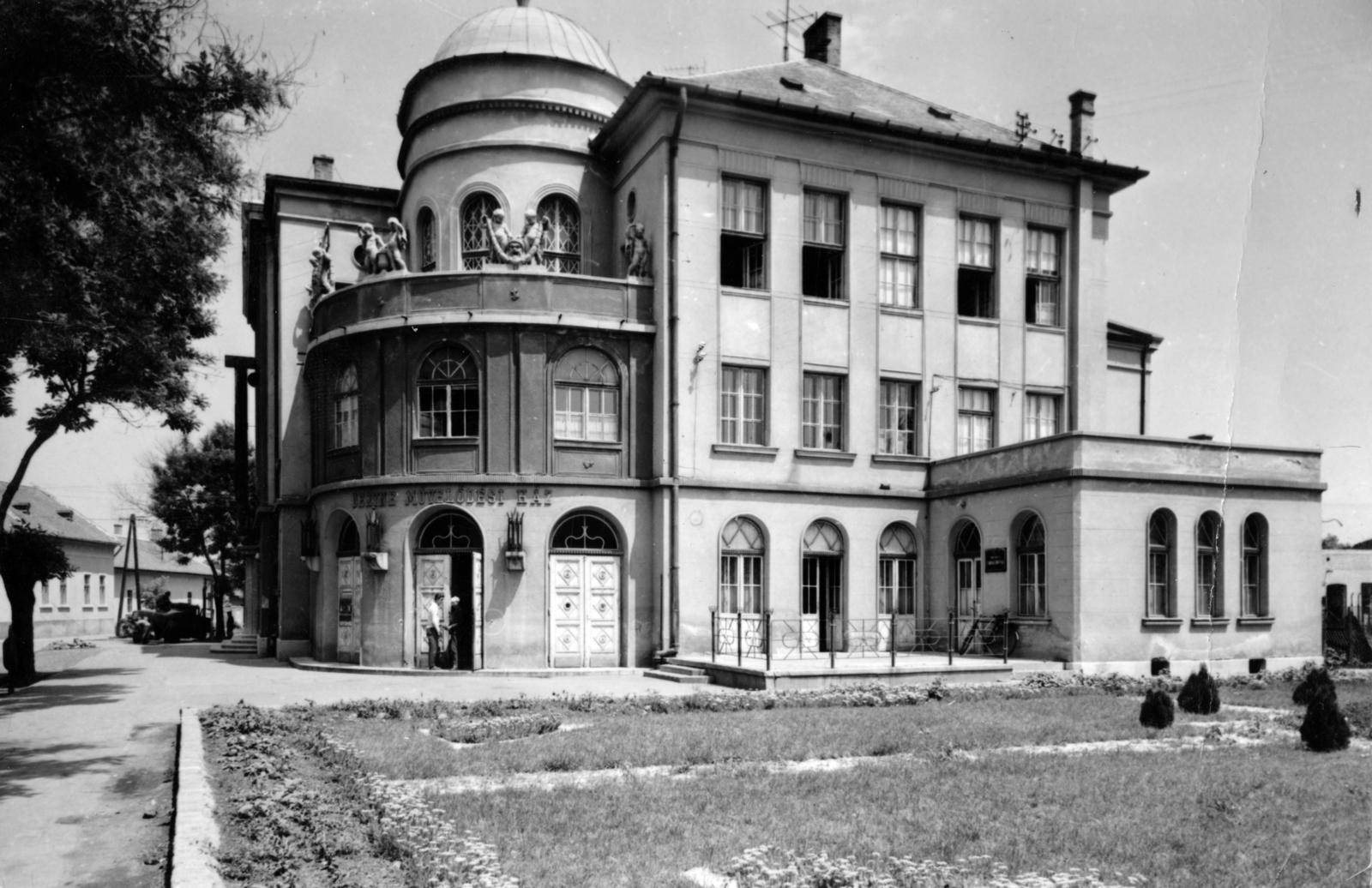 Hungary, Karcag, Dózsa György út, Déryné Művelődési Ház., 1960, Tóth Károly, public building, Fortepan #221409