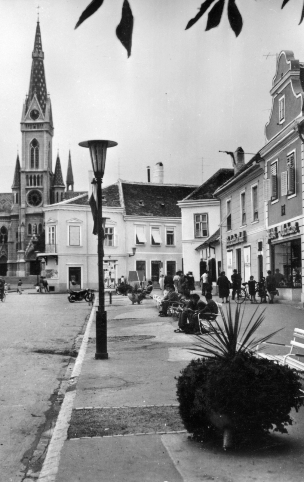 Magyarország, Kőszeg, Fő (Köztársaság) tér, balra a Jézus Szíve-templom., 1963, Tóth Károly, Fortepan #221414