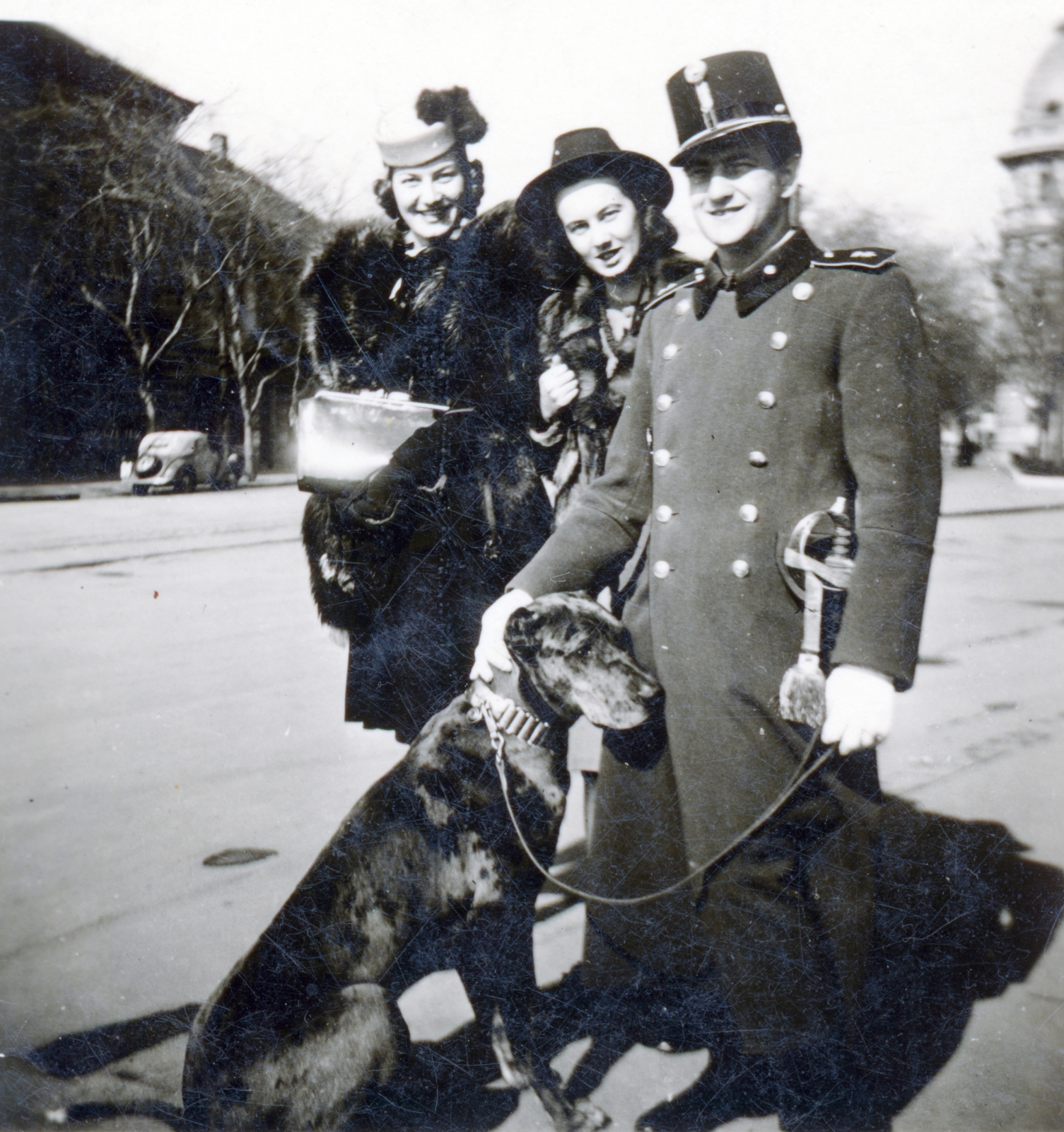 Hungary, Szeged, a Dugonics tér - Tisza Lajos körút találkozása, jobbra a Feketesas utca torkolata. Jobb szélen a Polgári Leányiskola épülete (később Szegedi Tudományegyetem Állam- és Jogtudományi Kara)., 1939, Mokk Mónika, uniform, Fortepan #221451