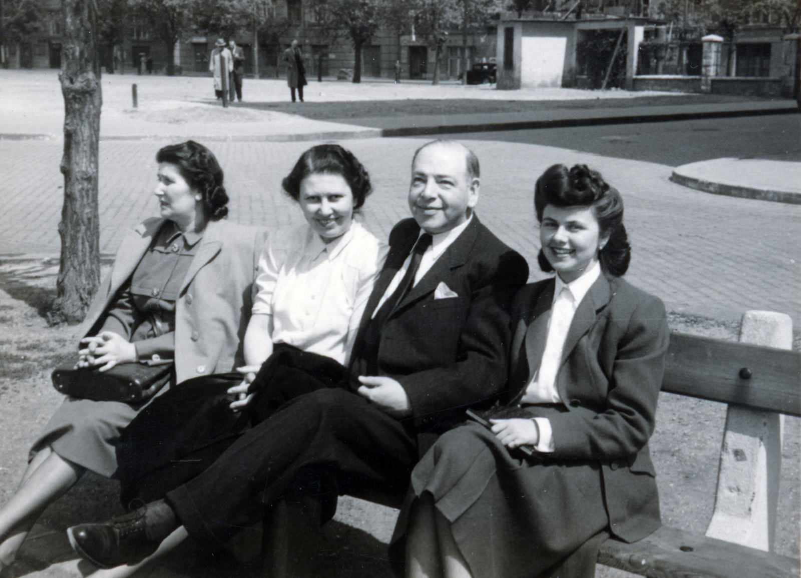 Hungary, Budapest V., Széchenyi rakpart, háttérben a Balassi Bálint (Személynök) utca Stollár Béla (Klotild) utca - Markó utca közötti házsora., 1950, Jakucs János/Czeisler család, Budapest, smile, tableau, lady, bench, costume, suit, gentleman, tie, Fortepan #221483