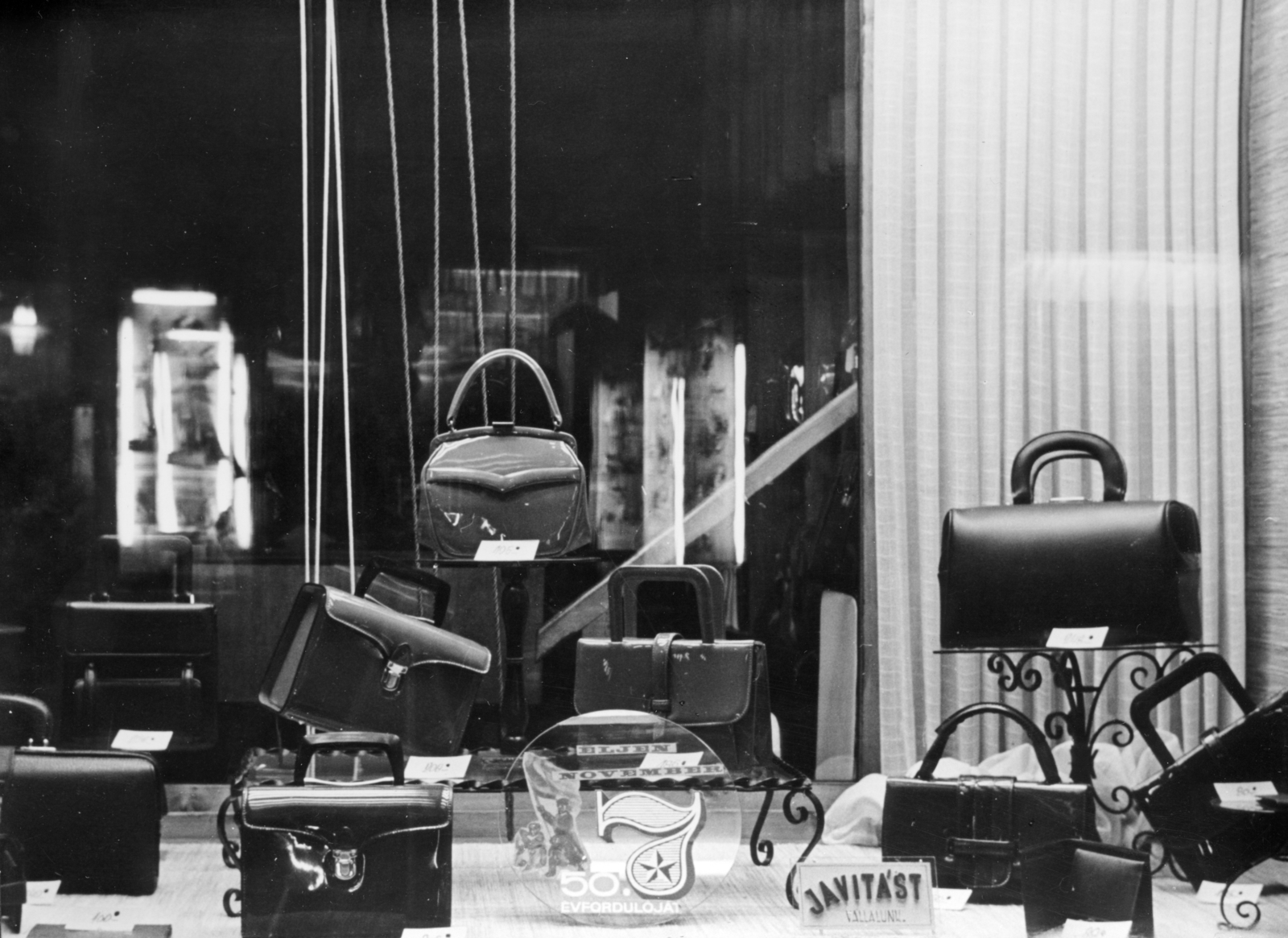 Hungary, Budapest V., Váci utca 15., a Fővárosi Bördíszműipari Vállalat szaküzletének kirakata., 1967, FŐFOTÓ, Budapest, Show window, bag, Fortepan #221508