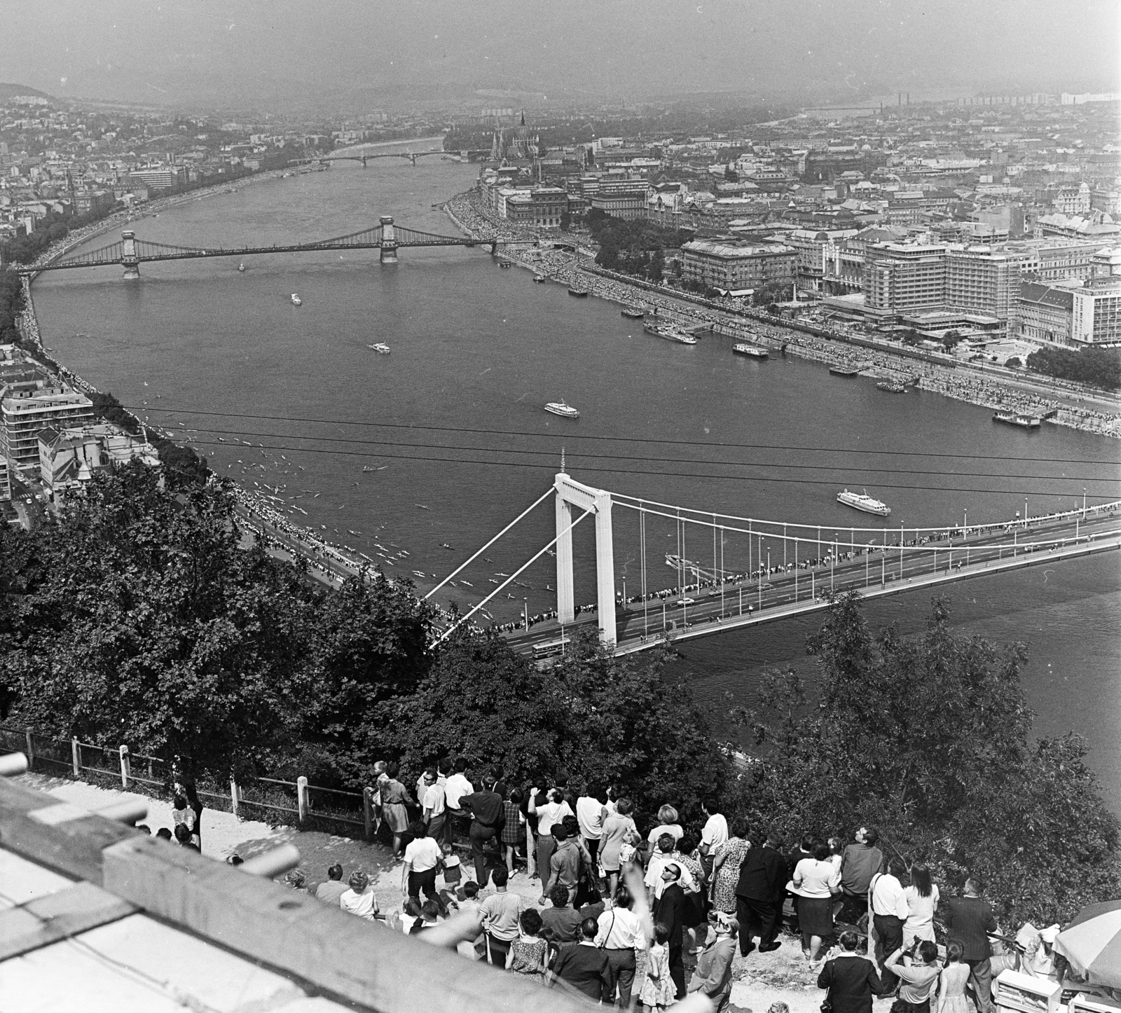 Magyarország, Gellérthegy, Budapest XI., augusztus 20-i vízi és légiparádé a Duna felett a Citadelláról nézve., 1969, MHSZ, Budapest, Fortepan #22152