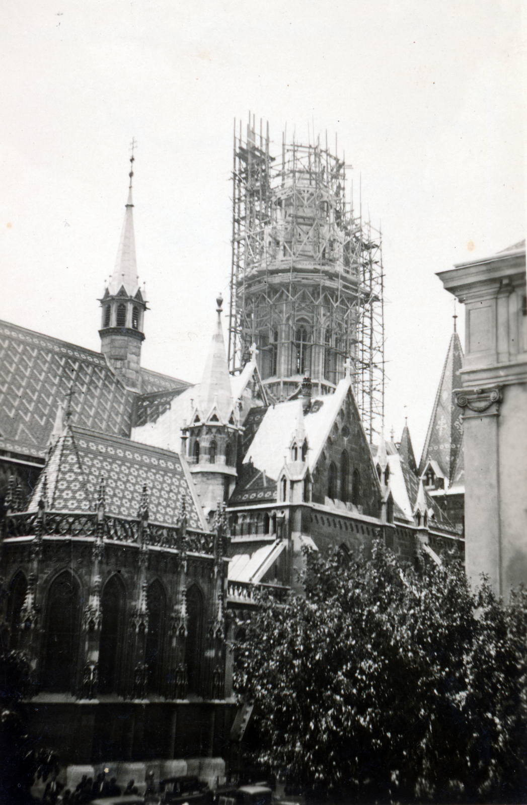 Hungary, Budapest I., a felvétel a Mátyás-templom rekonstrukciója alkalmával készült. Előtérben jobbra az egykori jezsuita kollégium épületének sarka látszik., 1935, Lajtai László, Budapest, Fortepan #221523