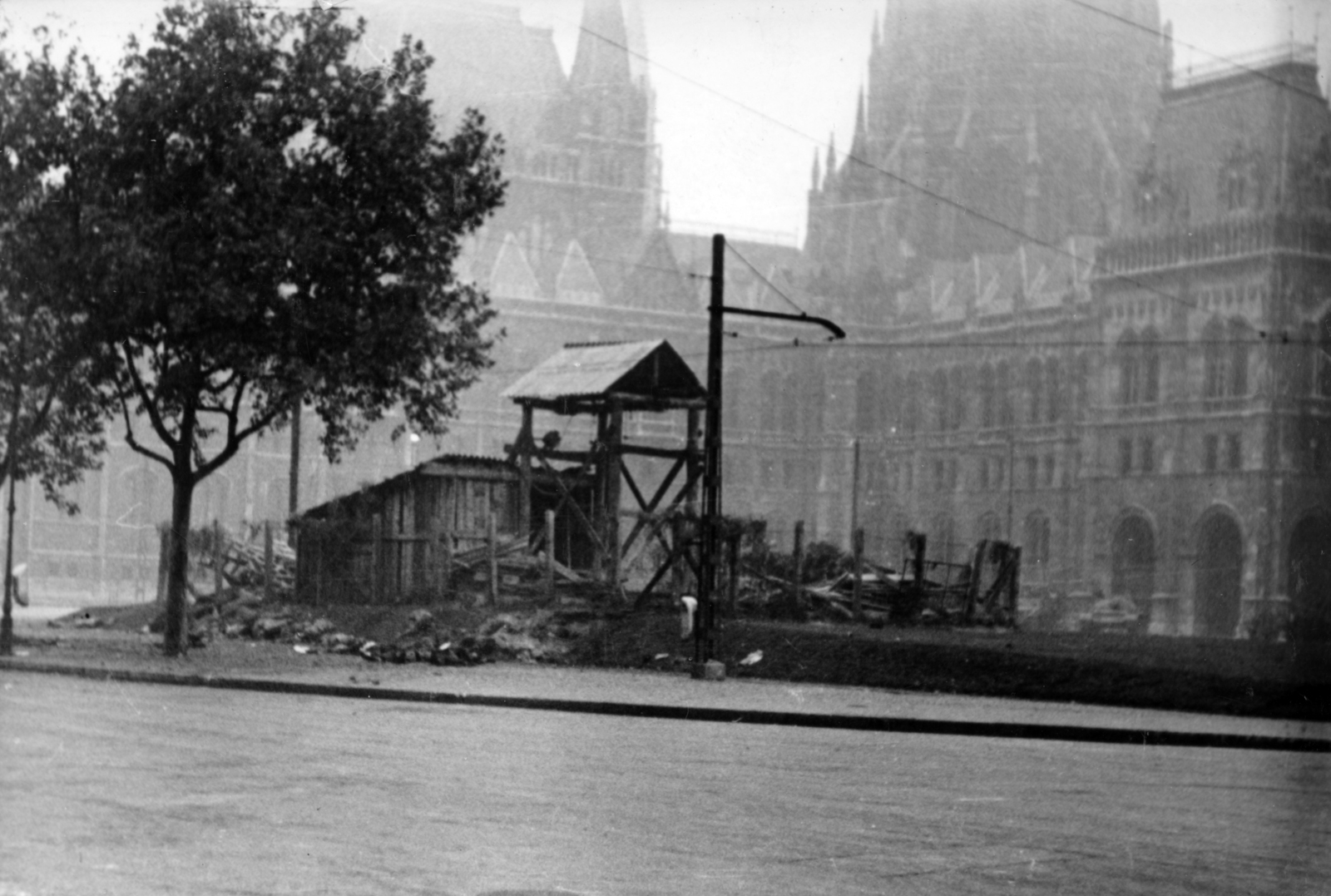 Hungary, Budapest V., Kossuth Lajos tér déli oldala, szemben a metró építkezés területe, háttérben a Parlament., 1956, Ladó Ákos, Budapest, square, Fortepan #221559