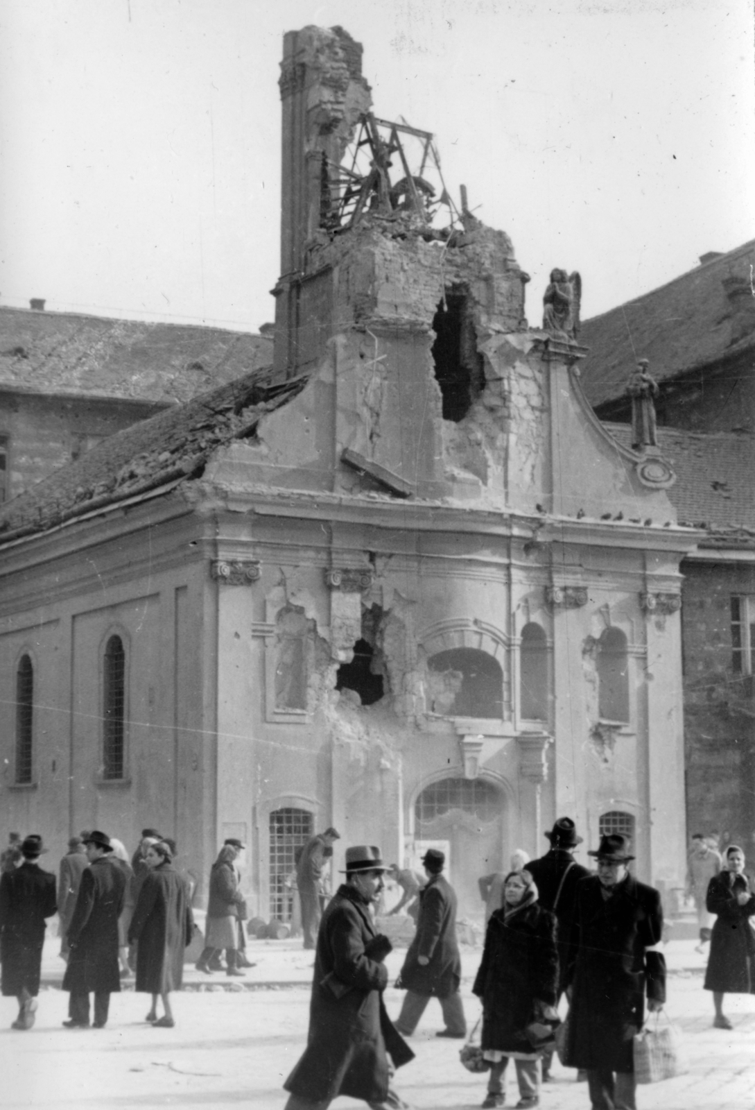 Hungary, Budapest VIII., Rákóczi út - Gyulai Pál utca sarok, Szent Rókus-kápolna., 1956, Ladó Ákos, Budapest, damaged building, Fortepan #221563