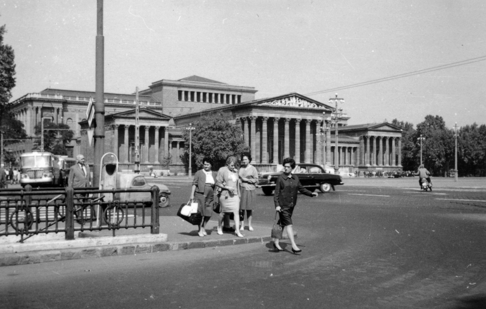 Hungary, Budapest VI.,Budapest XIV., Hősök tere az Andrássy út (Népököztársaság útja) felől nézve, háttérben a Szépművészeti Múzeum., 1968, Magyar Kulturális Intézet Varsó, Budapest, Fortepan #221575