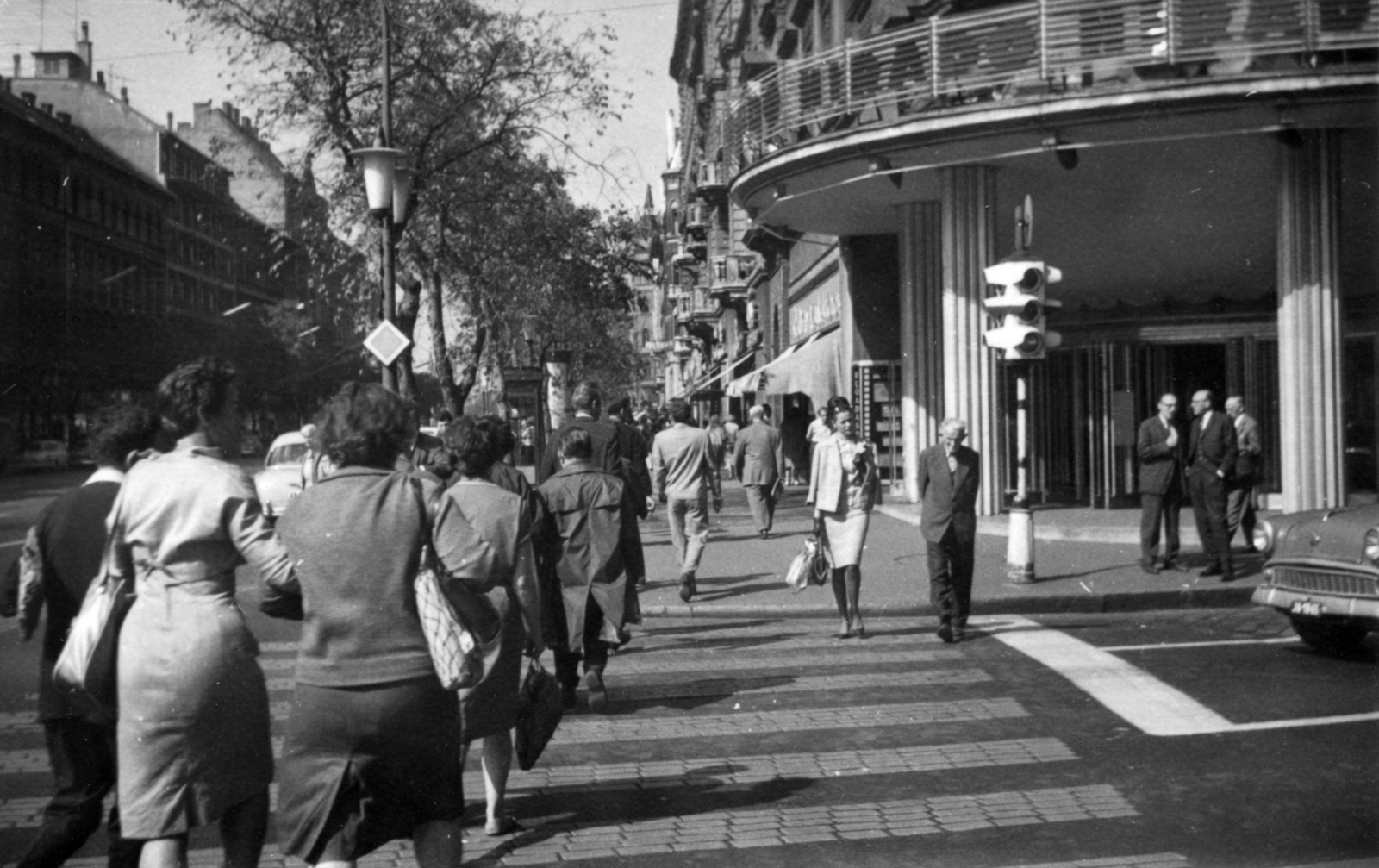 Hungary, Budapest VII., Erzsébet (Lenin) körút - Dohány utca sarok, jobbra a Híradó mozi., 1968, Magyar Kulturális Intézet Varsó, Budapest, Fortepan #221584