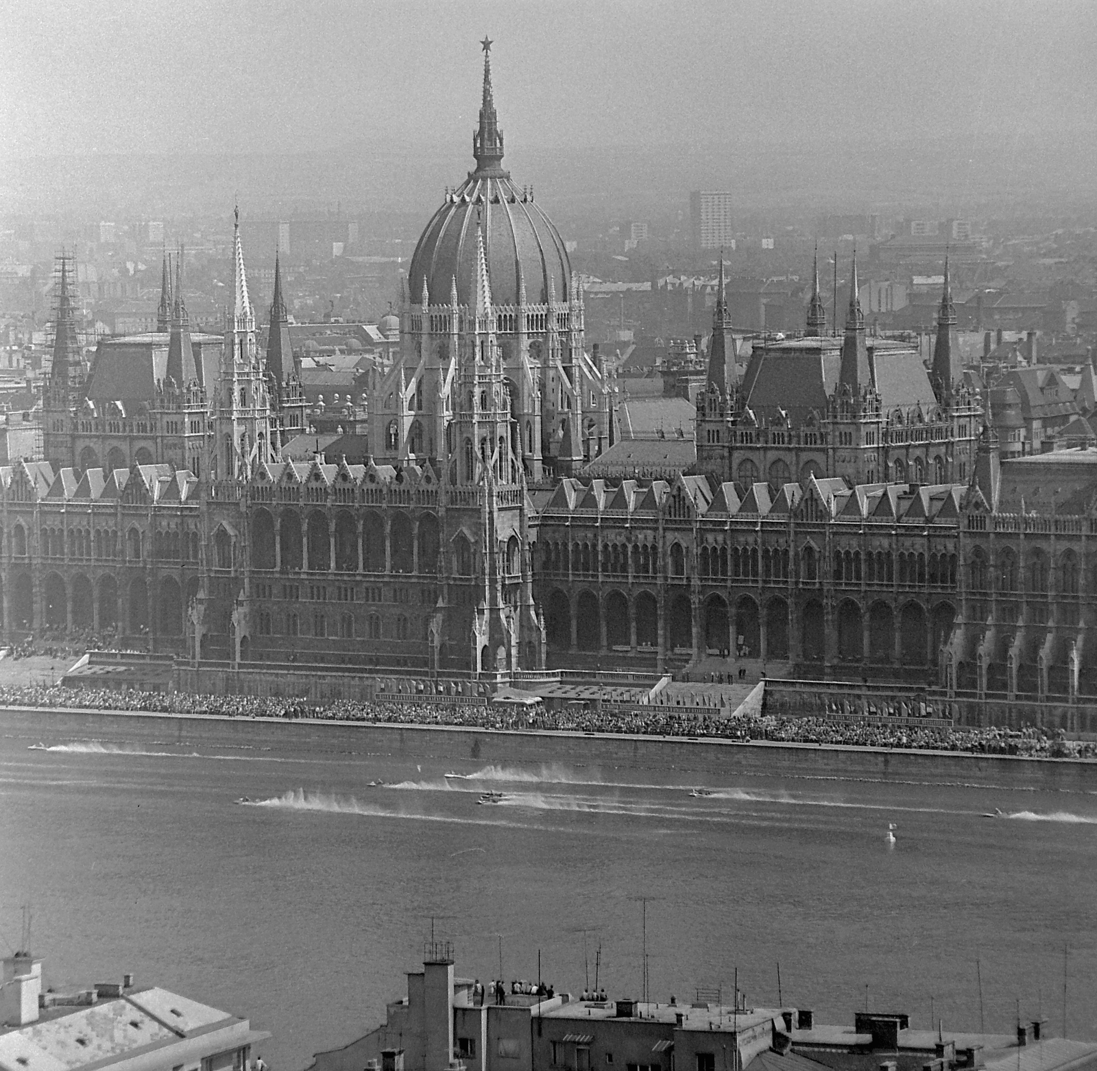 Magyarország, Budapest, augusztus 20-i vízi és légiparádé a Parlament előtt., 1969, MHSZ, verseny, motorcsónak, Steindl Imre-terv, vörös csillag, augusztus 20, országház, neogótika, Duna, eklektikus építészet, Fortepan #22160