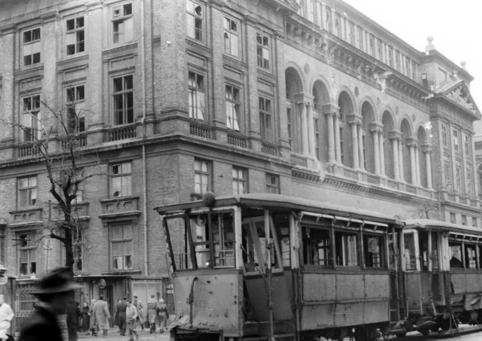 Hungary, Budapest VIII., Múzeum körút, az 1956-os forradalom alatt megrongálódott villamosok az ELTE épületei előtt., 1956, Darányi Sándor, Budapest, wreck, Fortepan #221609