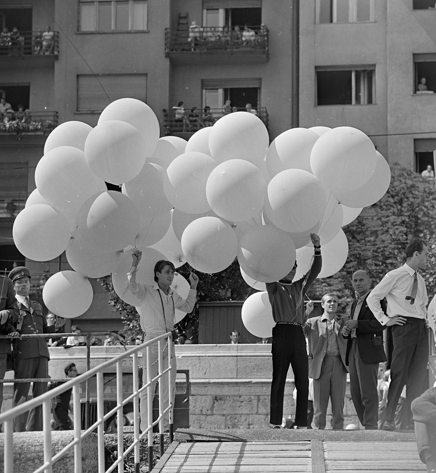 Hungary, Budapest I., budai alsó rakpart a Bem rakpart 23.-24. előtt, augusztus 20-i légi- és víziparédé., 1977, MHSZ, baloon, Budapest, Fortepan #22162