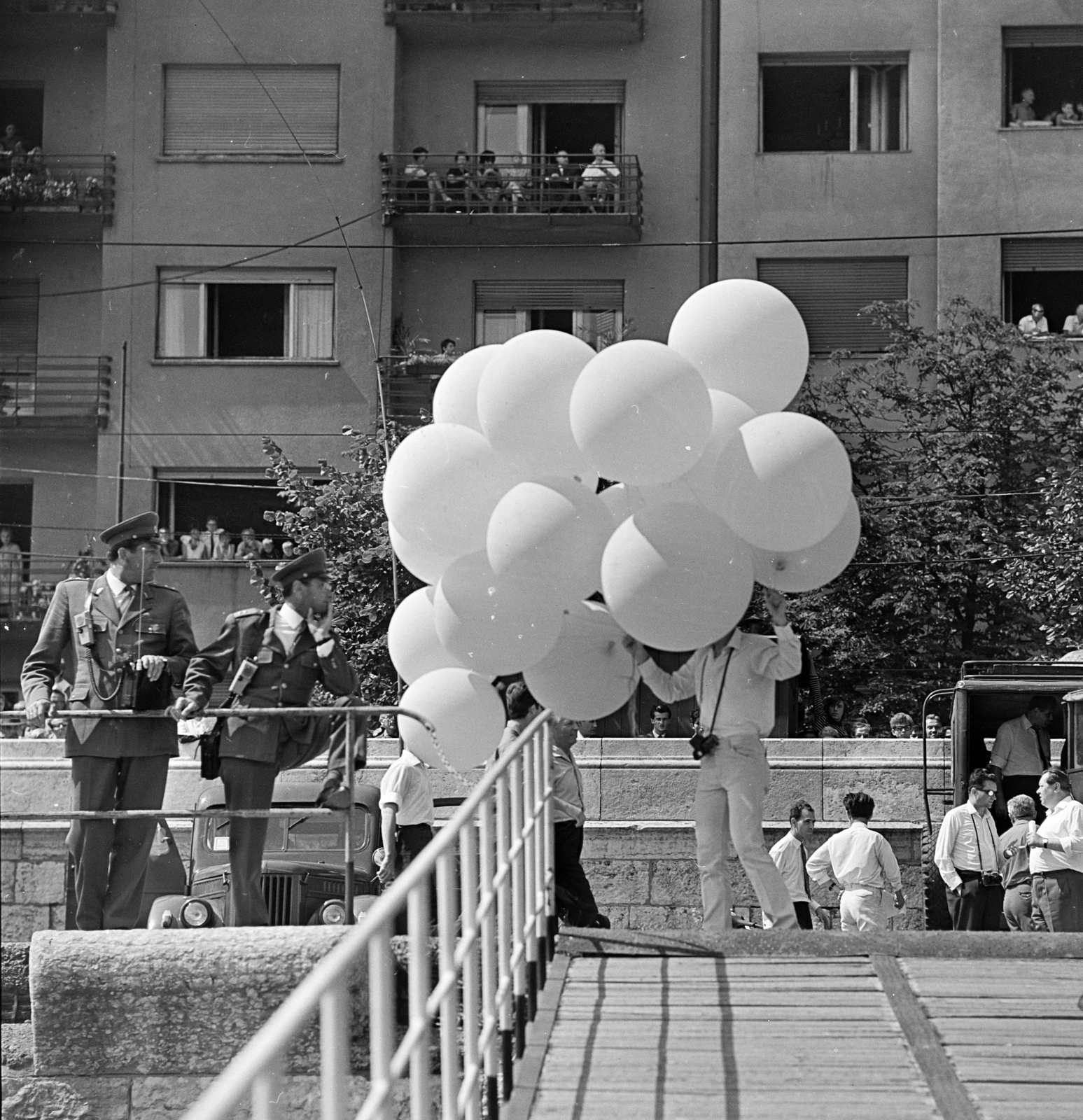 Hungary, Budapest I., budai alsó rakpart a Bem rakpart 23.-24. előtt, augusztus 20-i légi- és víziparédé., 1977, MHSZ, baloon, soldier, Budapest, Fortepan #22163