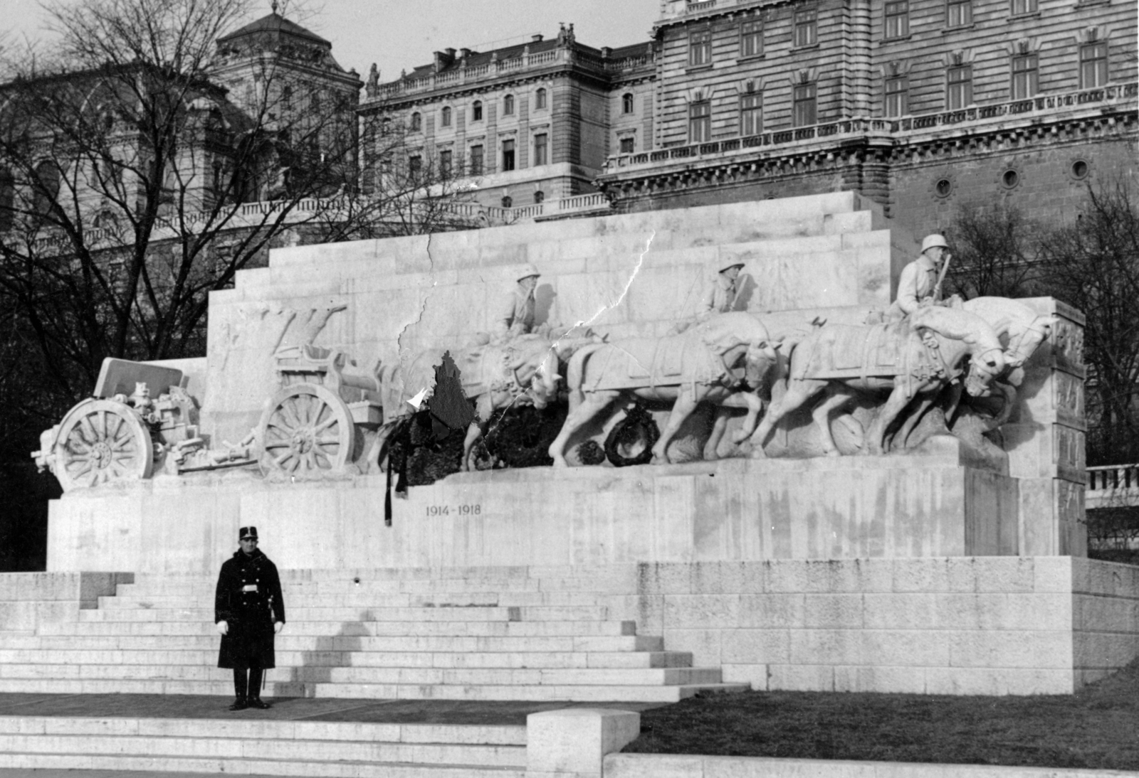 Hungary, Budapest I., Dózsa György (Palota) tér, Ligeti Miklós alkotása (1937), a Lovas tüzérek hősi emlékműve (később Dózsa György szobra került a helyére)., 1937, Rácz Vekerdi Gyuláné, Budapest, Fortepan #221631