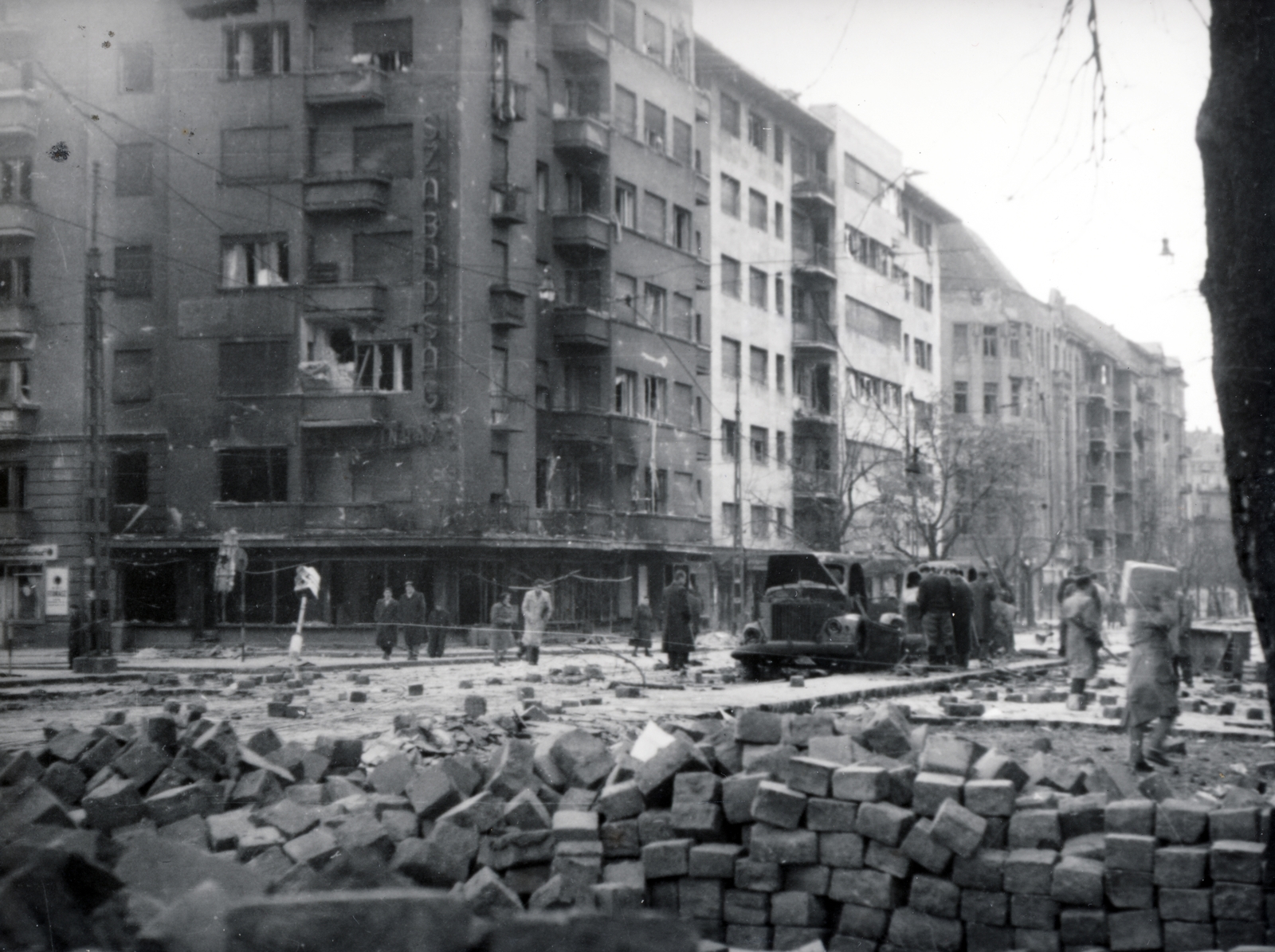 Hungary, Budapest XI., Móricz Zsigmond körtér, barikád a Villányi út sarkánál. Szemben a Bartók Béla út házsora., 1956, Matthaeidesz Konrád, barricade, Budapest, big ashlar, revolution, Fortepan #221639