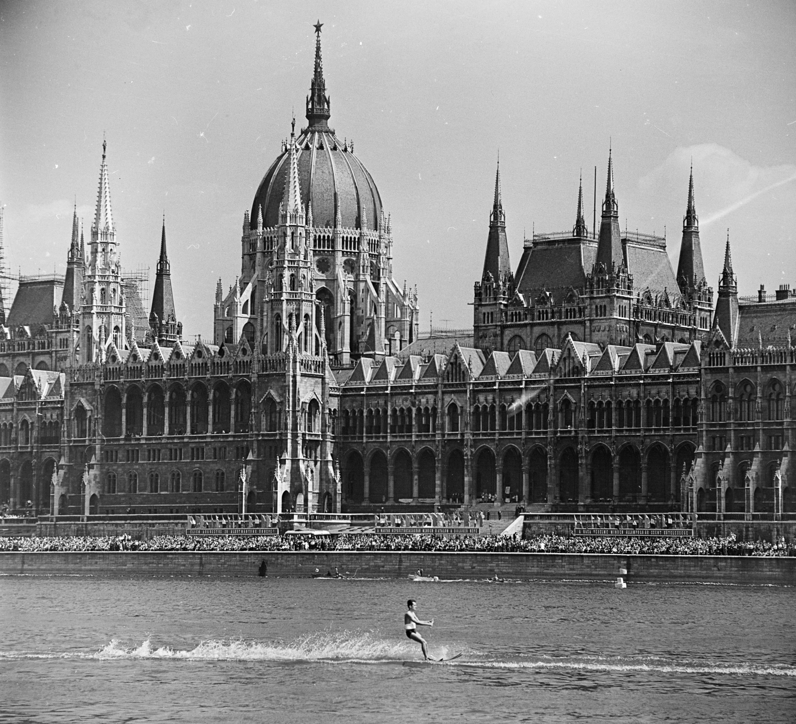 Hungary, Budapest, augusztus 20-i vízi és légiparádé az Dunán, háttérben az Országház., 1977, MHSZ, Imre Steindl-design, Red Star, parliament, Neo-Gothic-style, Danube, water sports, eclectic architecture, Fortepan #22164