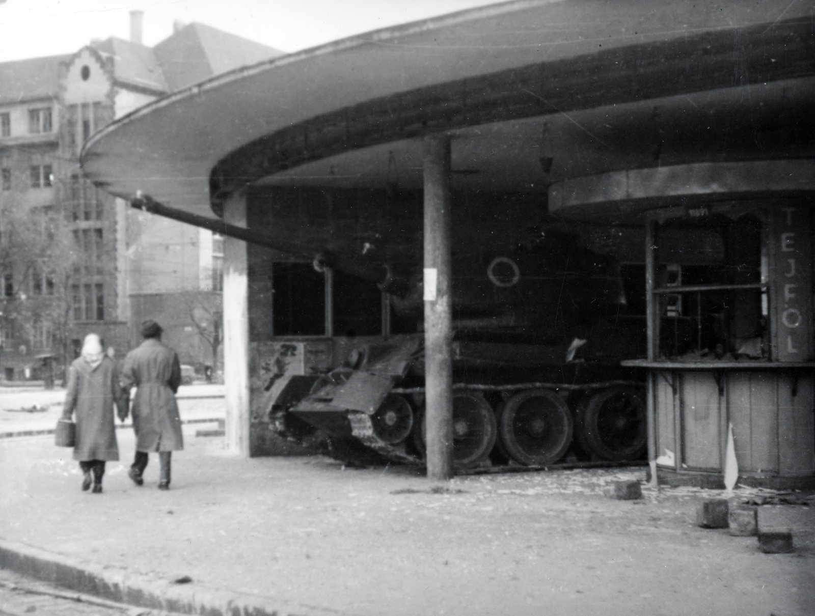 Hungary, Budapest XI., Móricz Zsigmond körtér, háttérben a Váli utcai iskola (később József Attila Gimnázium)., 1956, Matthaeidesz Konrád, tank, untitled, Budapest, revolution, Fortepan #221666