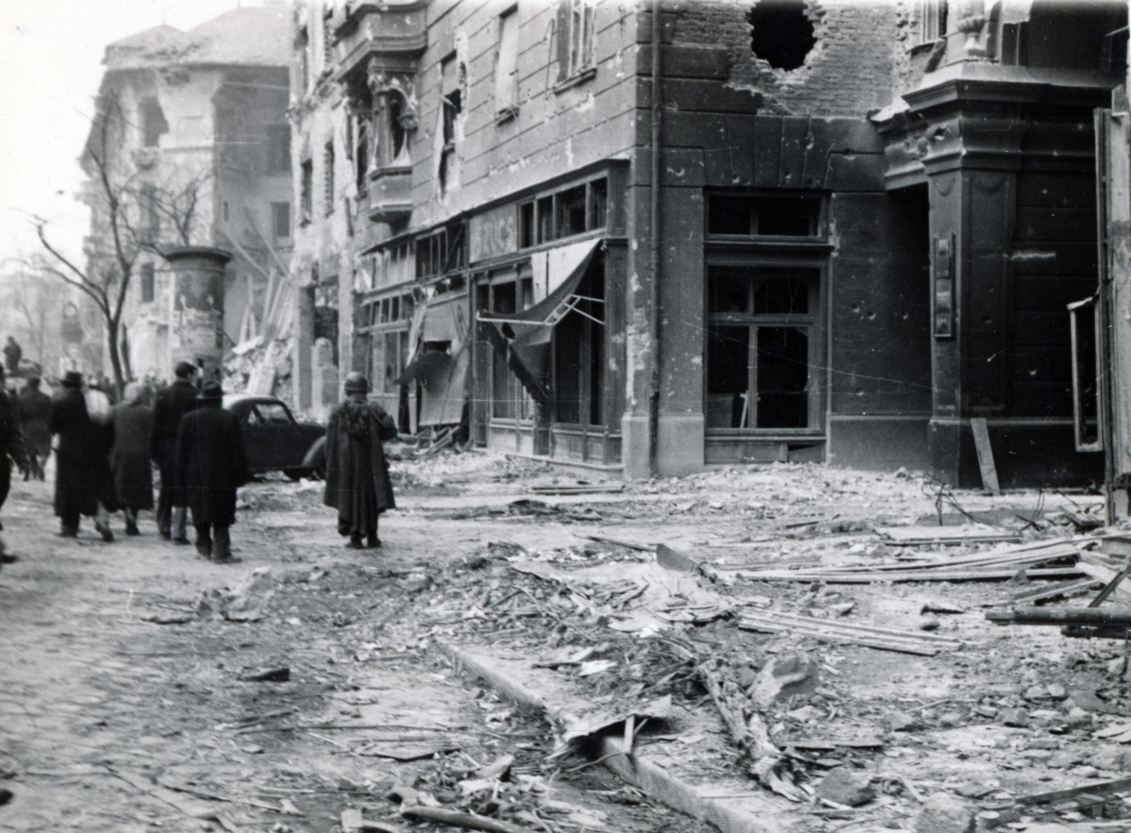 Hungary, Budapest VIII., Üllői út a Nagykörút kereszteződése felé nézve, jobbra az átjáró a Corvin (Kisfaludy) köz felé vezet., 1956, Matthaeidesz Konrád, Budapest, revolution, damaged building, Fortepan #221685