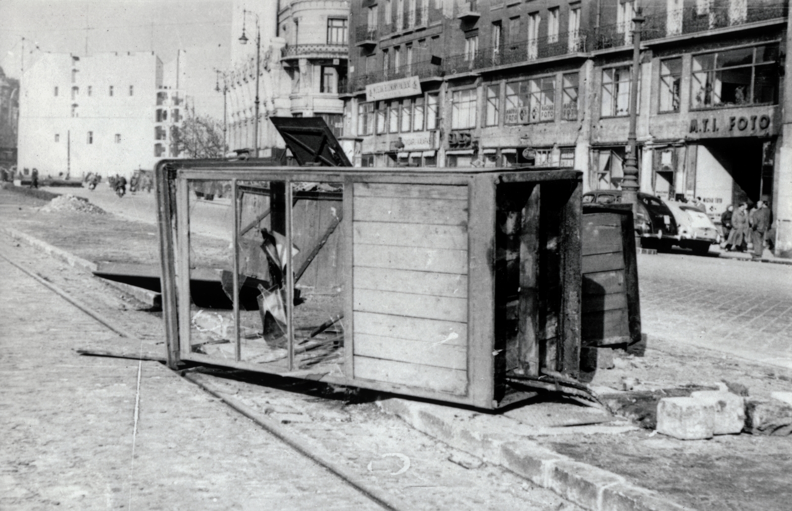 Hungary, Budapest V.,Budapest VI.,Budapest VII., Károly (Tanács) körút a Madách térnél. Balra a háttérben az Erzsébet (Engels) tér, szemben az Anker-ház a Deák téren., 1956, Matthaeidesz Konrád, Budapest, revolution, Fortepan #221701