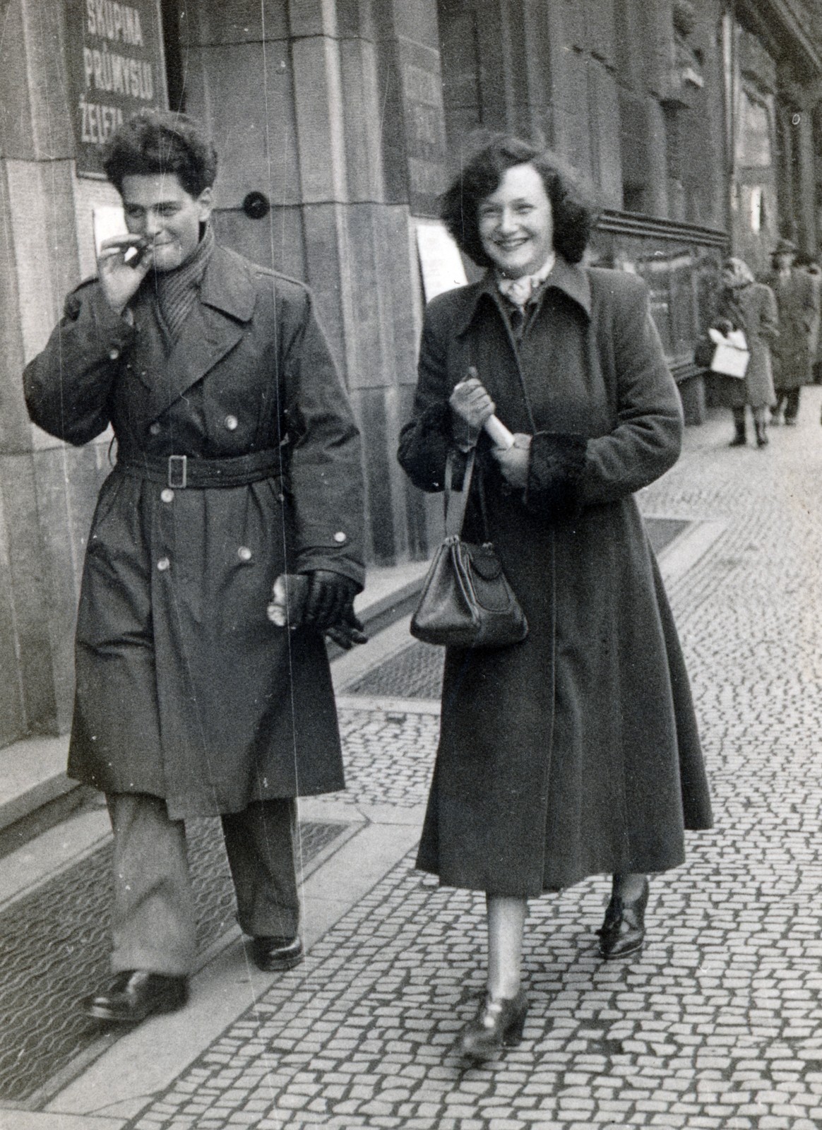 Czech Republik, Prague, ulice Na Příkopě, a felvétel a 14-es számú épület előtt készült., 1958, Simon Henrik, smoking, handbag, coat, smile, Fortepan #221726