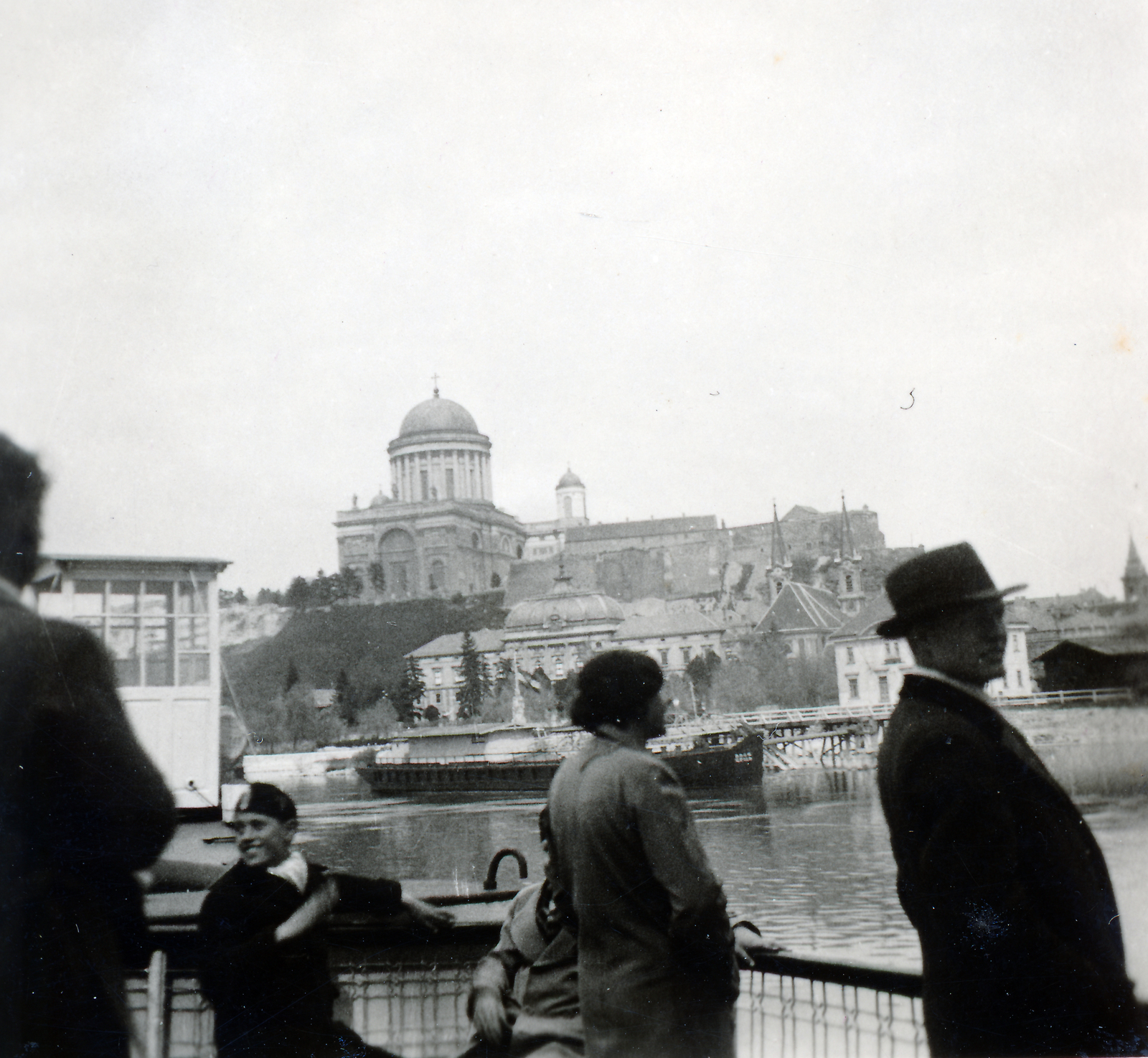 Hungary, Esztergom, látkép egy a Dunán közlekedő hajóról. Előtérben a kikötő, mögötte a Prímási Palota, a Loyolai Szent Ignác-templom és a Bazilika., 1939, Fábián István, boat trip, Fortepan #221752