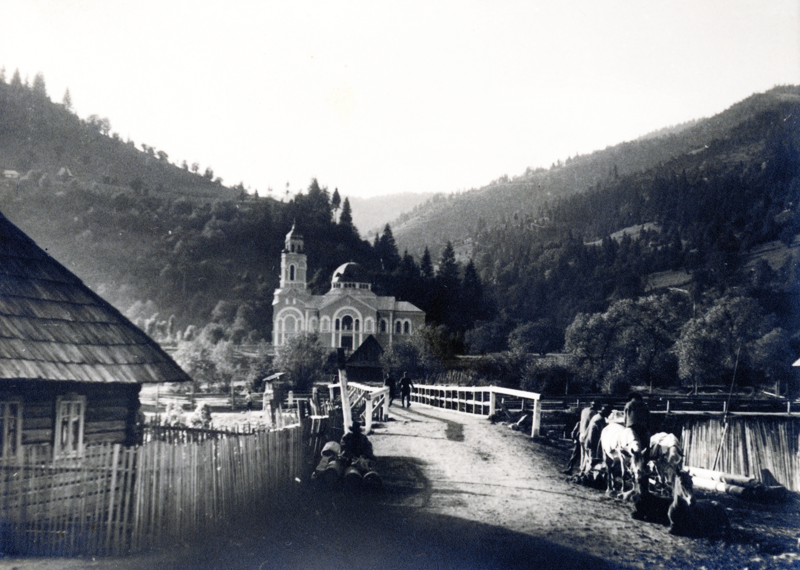 Ukraine,Zakarpattia Oblast, Lopuhiv, híd a Bruszturanka folyó felett, szemben a Keresztelő Szent János-templom., 1941, Fábián István, Fortepan #221763