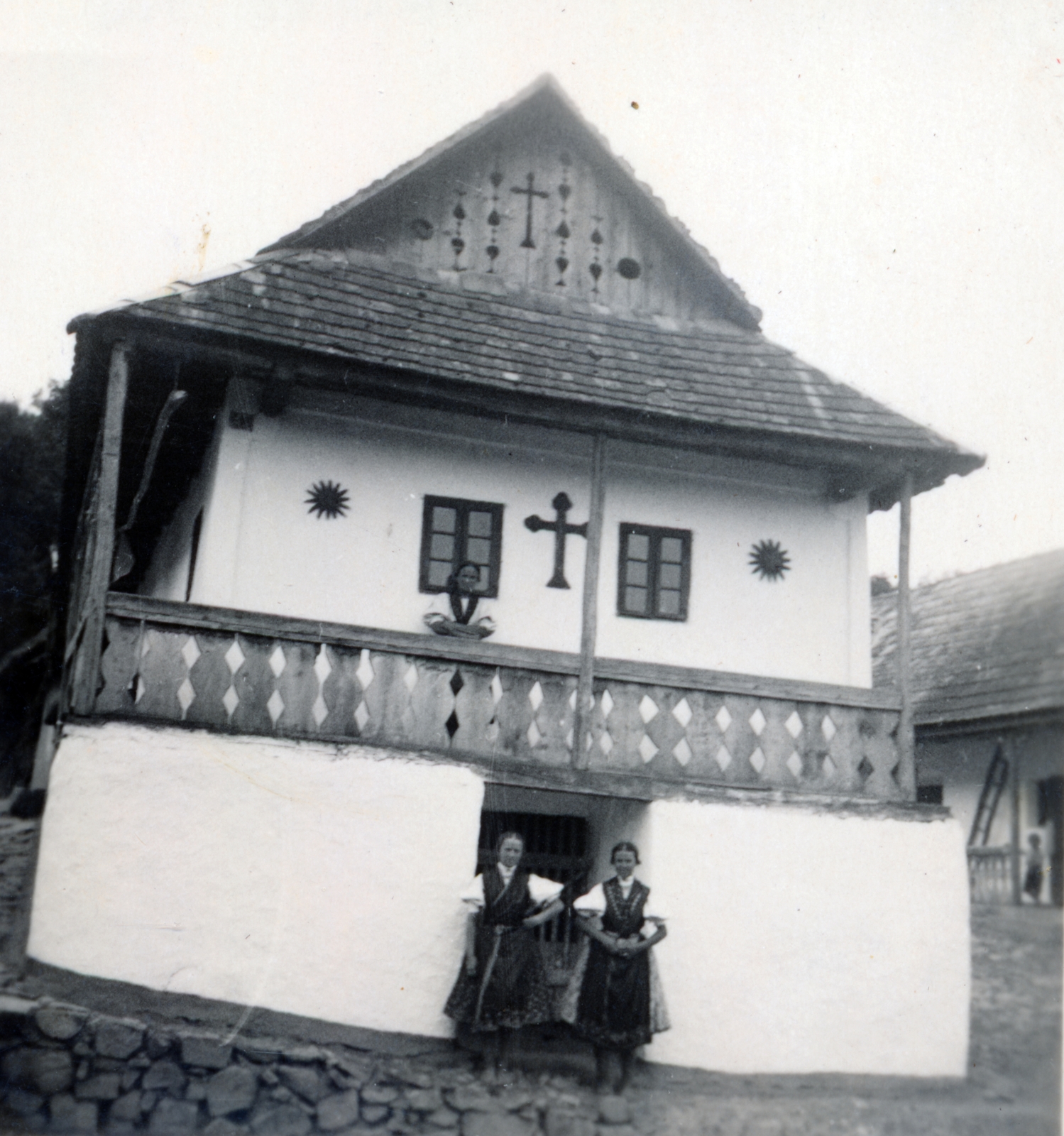 Hungary, Hollókő, Kossuth utca., 1941, Fábián István, three people, folk costume, vernacular architecture, cross, Fortepan #221767