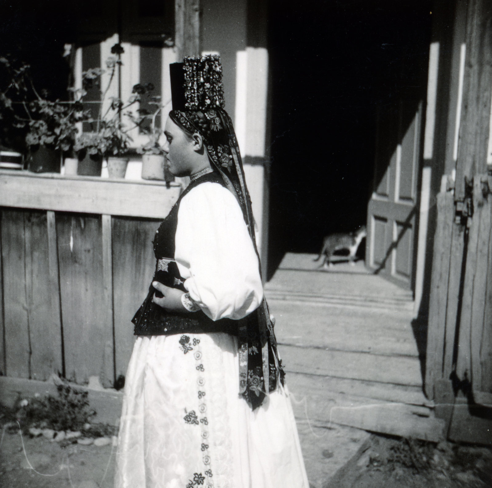 1941, Fábián István, folk costume, headdress, cat, face profile, Fortepan #221768