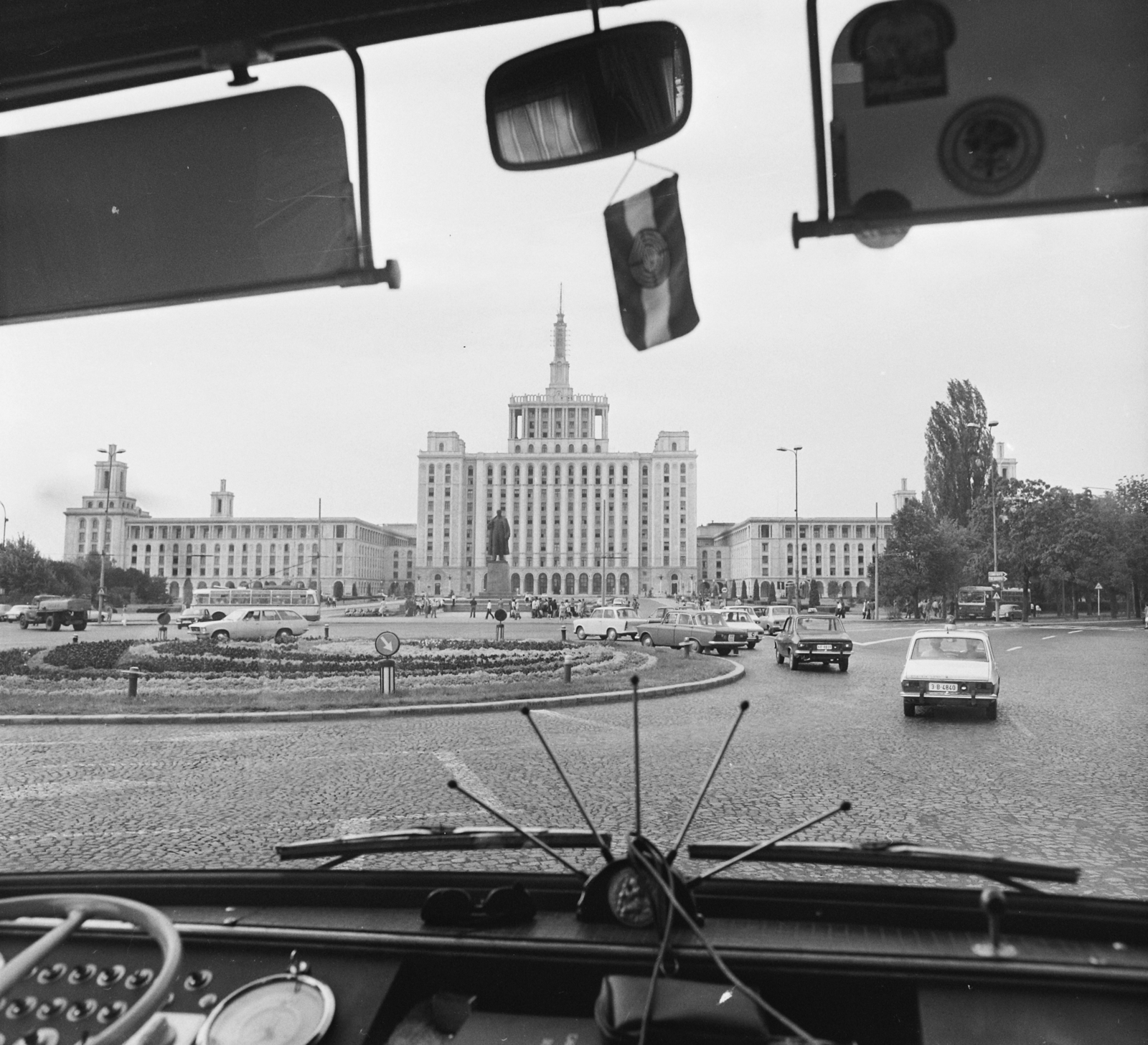 Romania, Bucharest, a Szabad Sajtó háza, a volt Scînteia-ház., 1977, MHSZ, Lenin-portrayal, Dacia-brand, trolley bus, socialist realism, Romanian make, roundabout, rear-view mirror, steering wheel, Horia Maicu-design, Panaite Mazilu-design, vehicle interior, Fortepan #22177