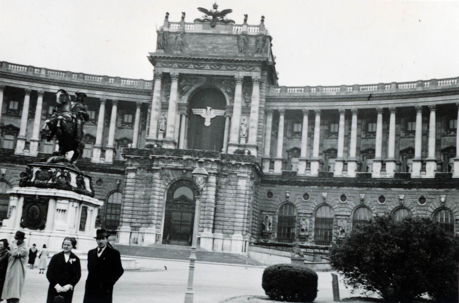 Austria, Vienna, Heldenplatz, balra Savoyai Jenő lovasszobra, háttérben a Hofburg épületének Neue Burg szárnya., 1938, Fábián István, Anschluss, crest, horse sculpture, Fortepan #221779