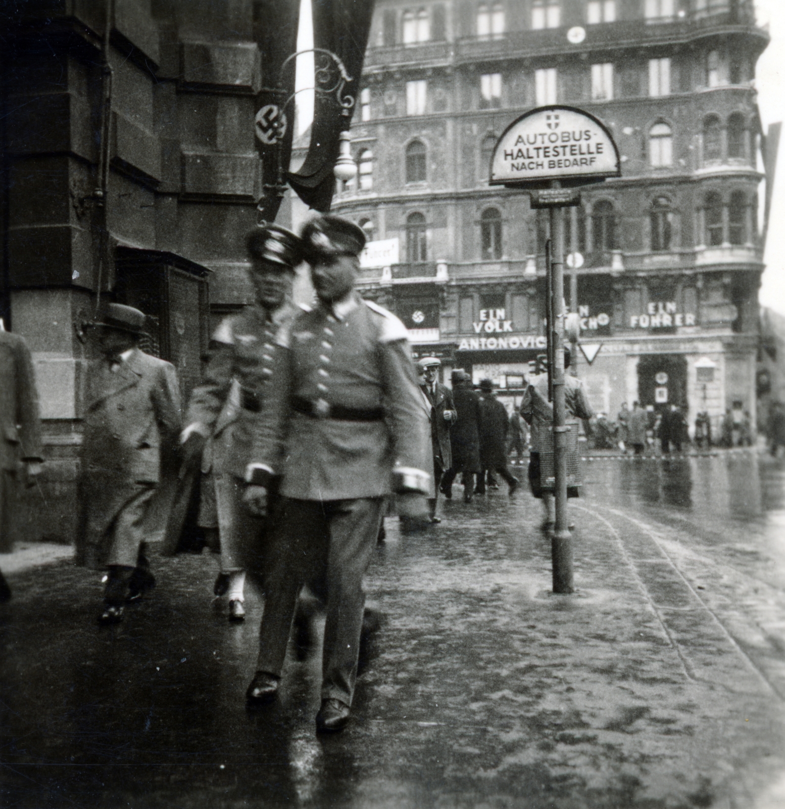 Austria, Vienna, Stock-im-Eisen-Platz a Graben felől, szemben a Stock-im-Eisen-Platz 2., 1938, Fábián István, Anschluss, swastica, Fortepan #221780