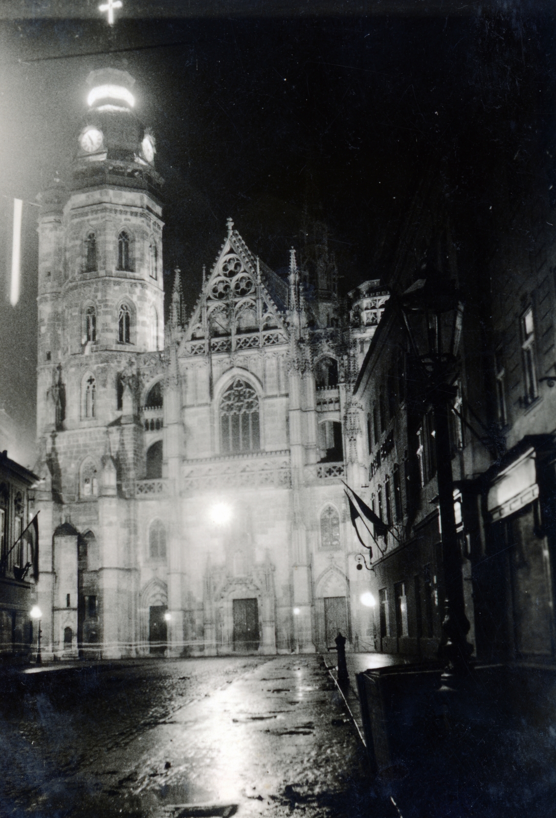 Slovakia, Košice, Erzsébet utca (Alžbetina ulica, ekkor Deák Ferenc utca), szemben a Szent Erzsébet-főszékesegyház (Dóm)., 1940, Garamvölgyi Lajos, Fortepan #221808