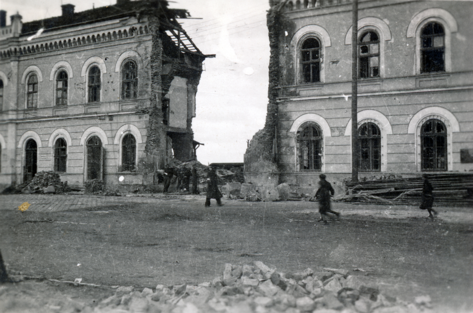 Ukraine, Kolomyia, pályaudvar., 1942, Garamvölgyi Lajos, second World War, damaged building, Fortepan #221824