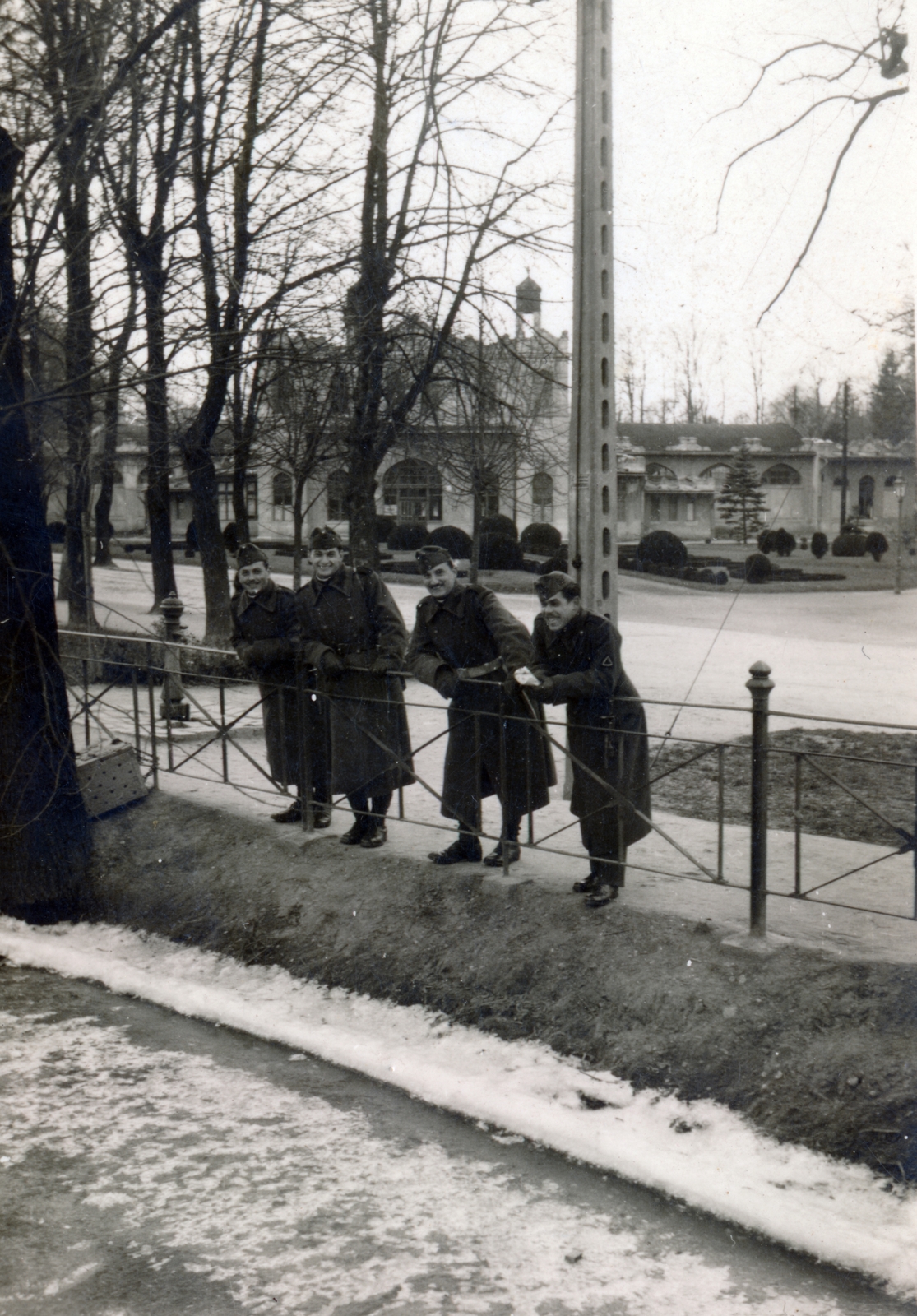 Slovakia, Košice, Városi Park, háttérben a Korcsolya-pavilon., 1942, Garamvölgyi Lajos, Fortepan #221830