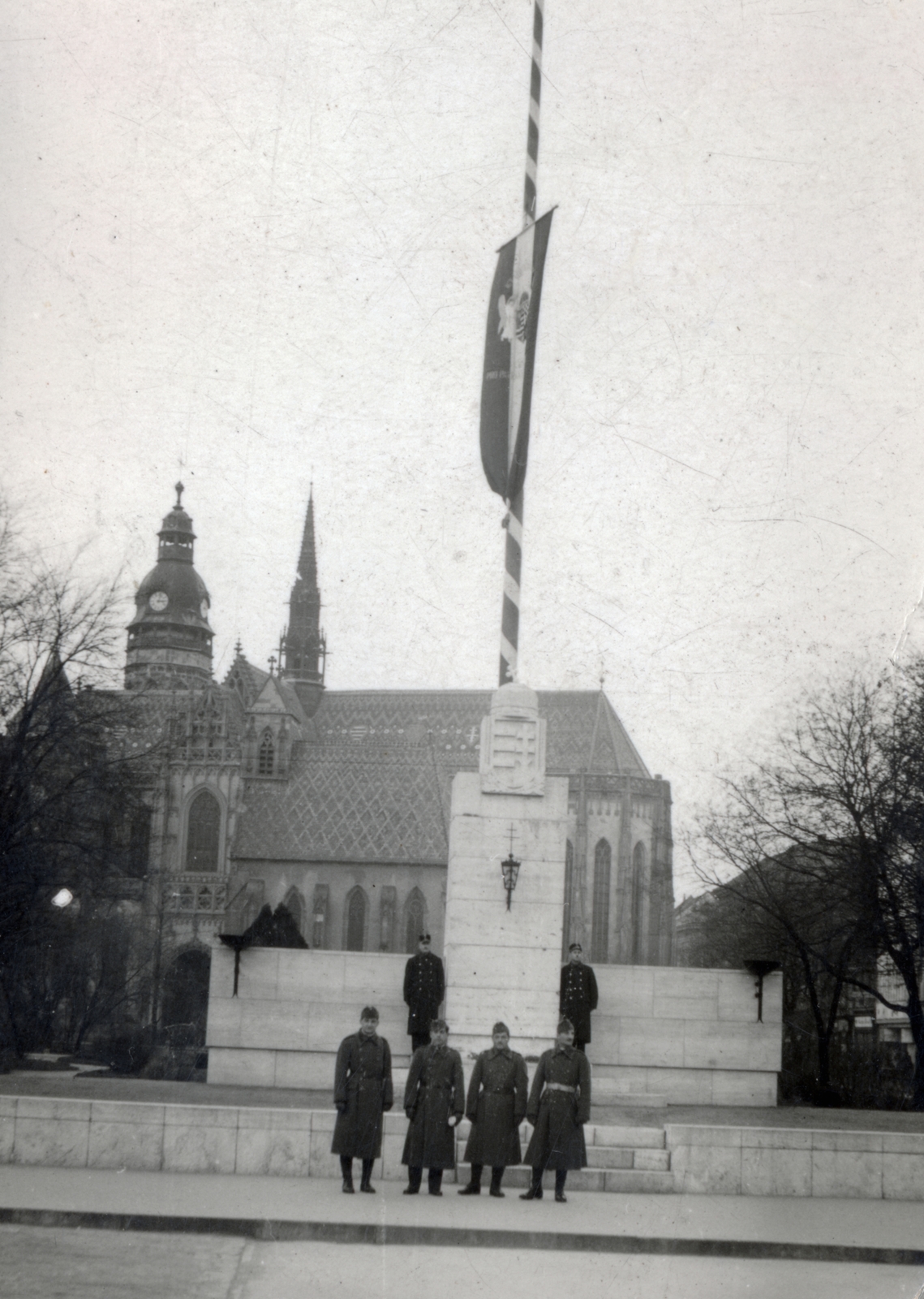 Slovakia, Košice, Szabadság tér (Námestie slobody), az Országzászló mögött a Szent Mihály-templom és a Szent Erzsébet-főszékesegyház (Dóm)., 1939, Garamvölgyi Lajos, flag pole, Fortepan #221837