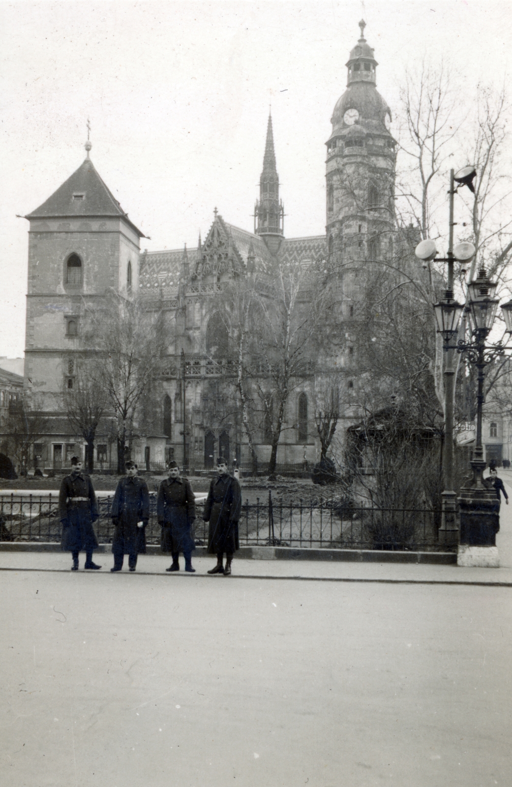 Slovakia, Košice, Fő tér (Hlavné namestie), Szent Erzsébet-főszékesegyház (Dóm), előtte az Orbán-torony., 1939, Garamvölgyi Lajos, Fortepan #221839