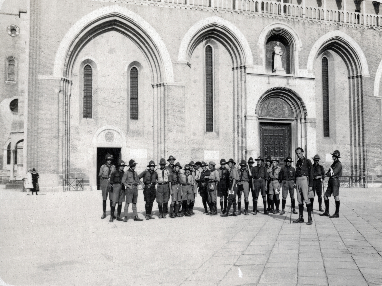 Italy, Padua, a Piazza del Santo a Szent Antal-bazilika előtt., 1925, Garamvölgyi Lajos, church, scouting, Fortepan #221854