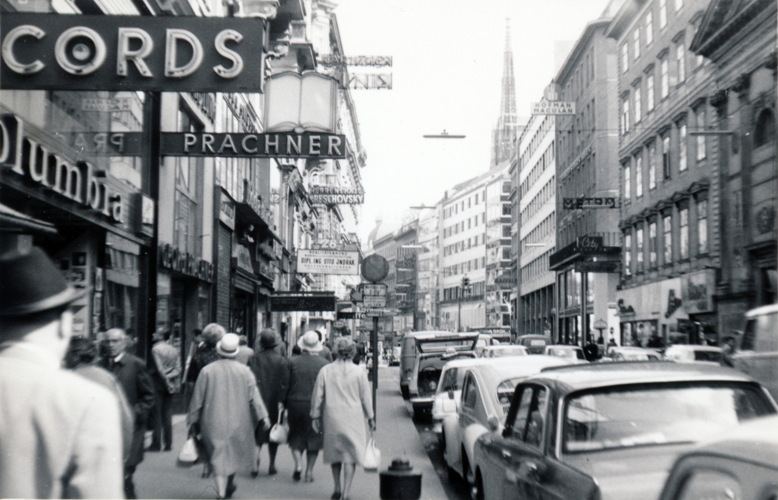 Ausztria, Bécs, Kärntner Strasse, jobbra a háttérben a Stephansdom / Szent István-székesegyház tornya., 1961, Árgyelán Ágnes, Fortepan #221857