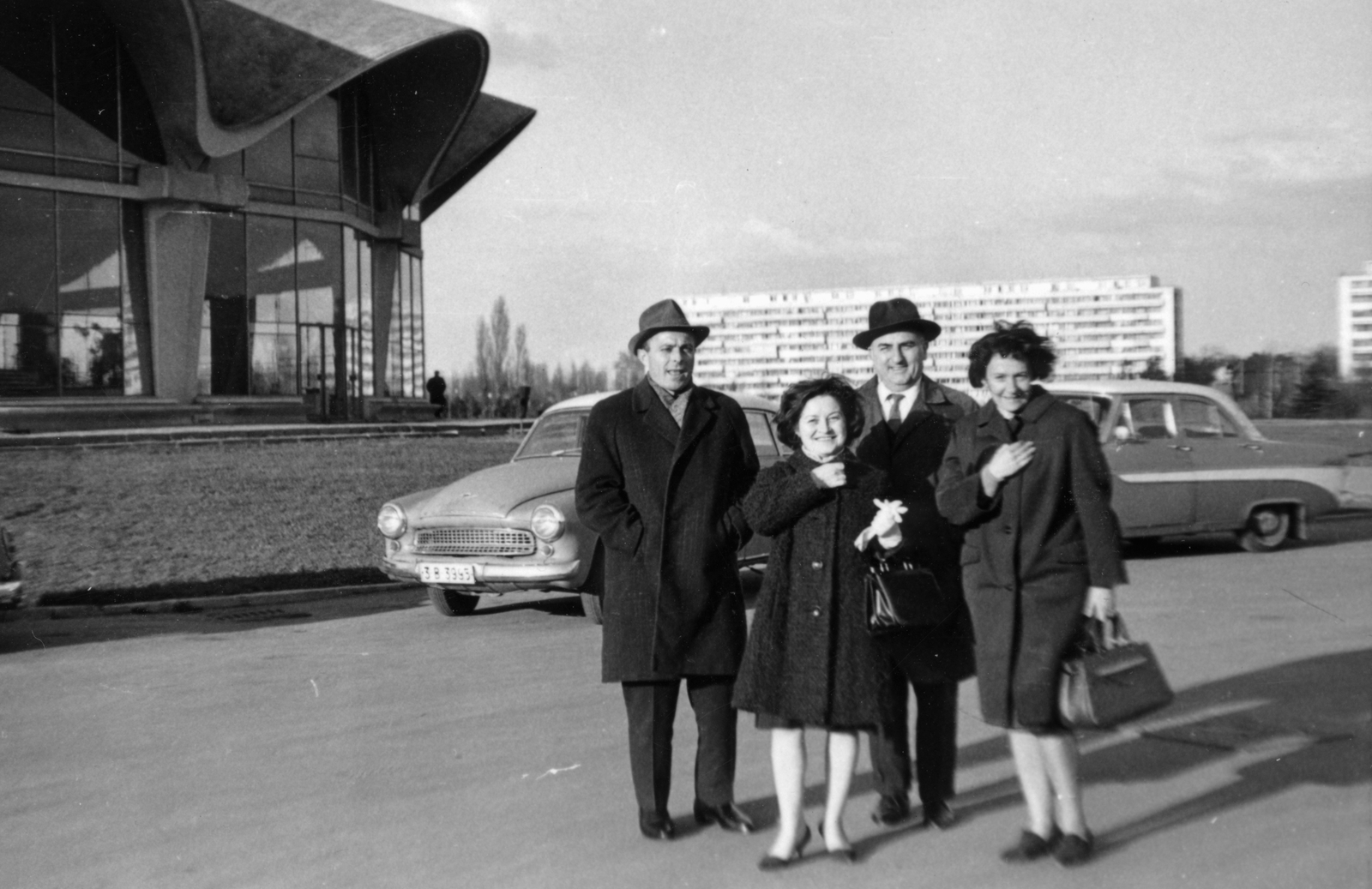 Románia, Bukarest, Parcul Circului, balra a Cirkusz (Circul Metropolitan Bucuresti) épülete. Háttérben a Strada Judetului házai., 1961, Árgyelán Ágnes, Wartburg 311/312, Fortepan #221861