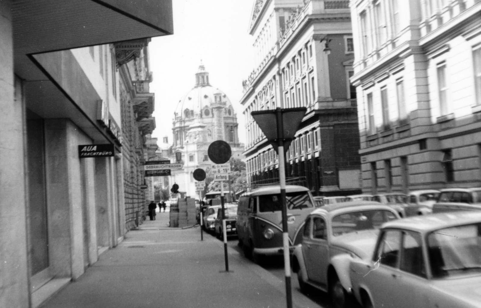 Ausztria, Bécs, Canovagasse, háttérben szemben a Karlskirche (Károly-templom)., 1961, Árgyelán Ágnes, Volkswagen Transporter 1, Fortepan #221863