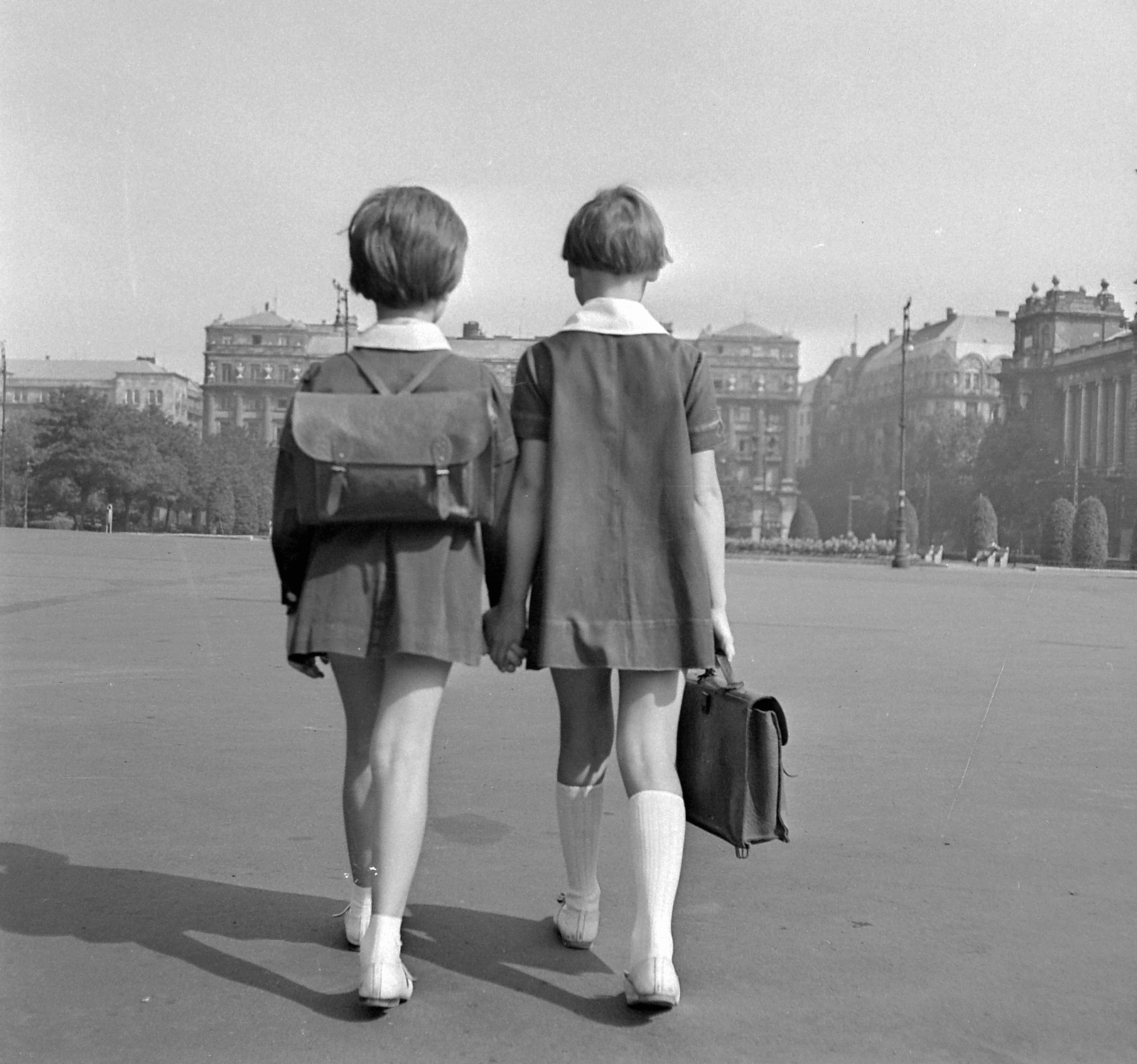 Hungary, Budapest V., Kossuth Lajos tér, jobbra az Igazságügyi Palota (ekkor Magyar Nemzeti Galéria)., 1964, MHSZ, kids, schoolbag, knee snocks, Budapest, knee socks, school uniform, Fortepan #22187